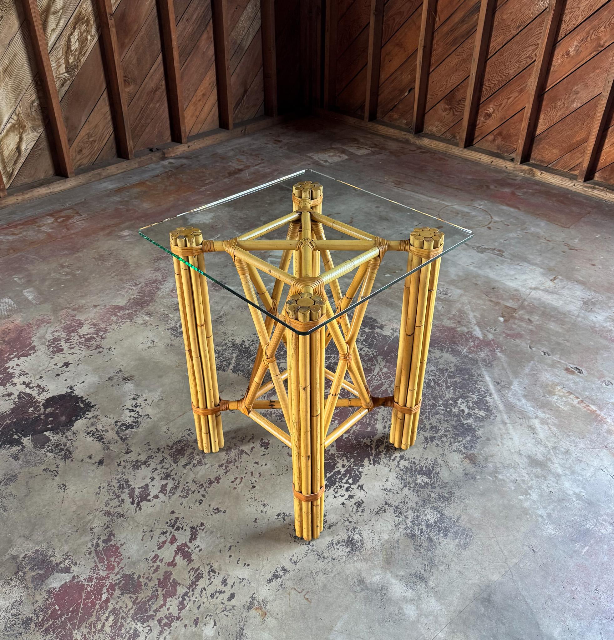 Mid-Century Modern Piédestal en rotin, cuir et verre, États-Unis, vers 1980 en vente