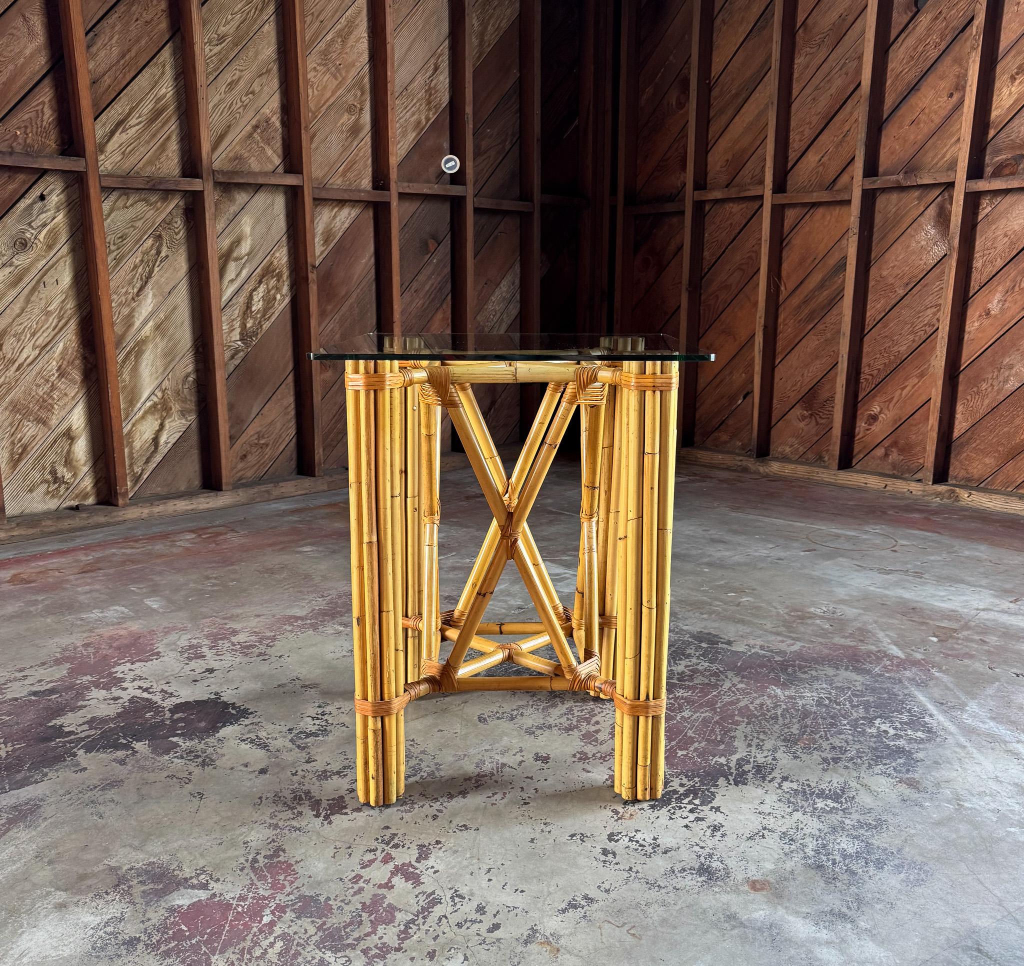 Piédestal en rotin, cuir et verre, États-Unis, vers 1980 Bon état - En vente à San Juan Capistrano, CA