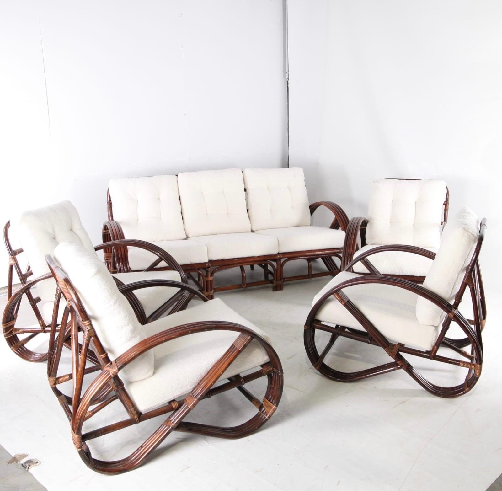 Rare ensemble de salon en rotin des années 1970 composé d'un canapé et de 4 fauteuils dans le style de Paul Frankl.
Rembourré avec un nouveau tissu bouclé blanc, Fabrice est très confortable et en très bon état.