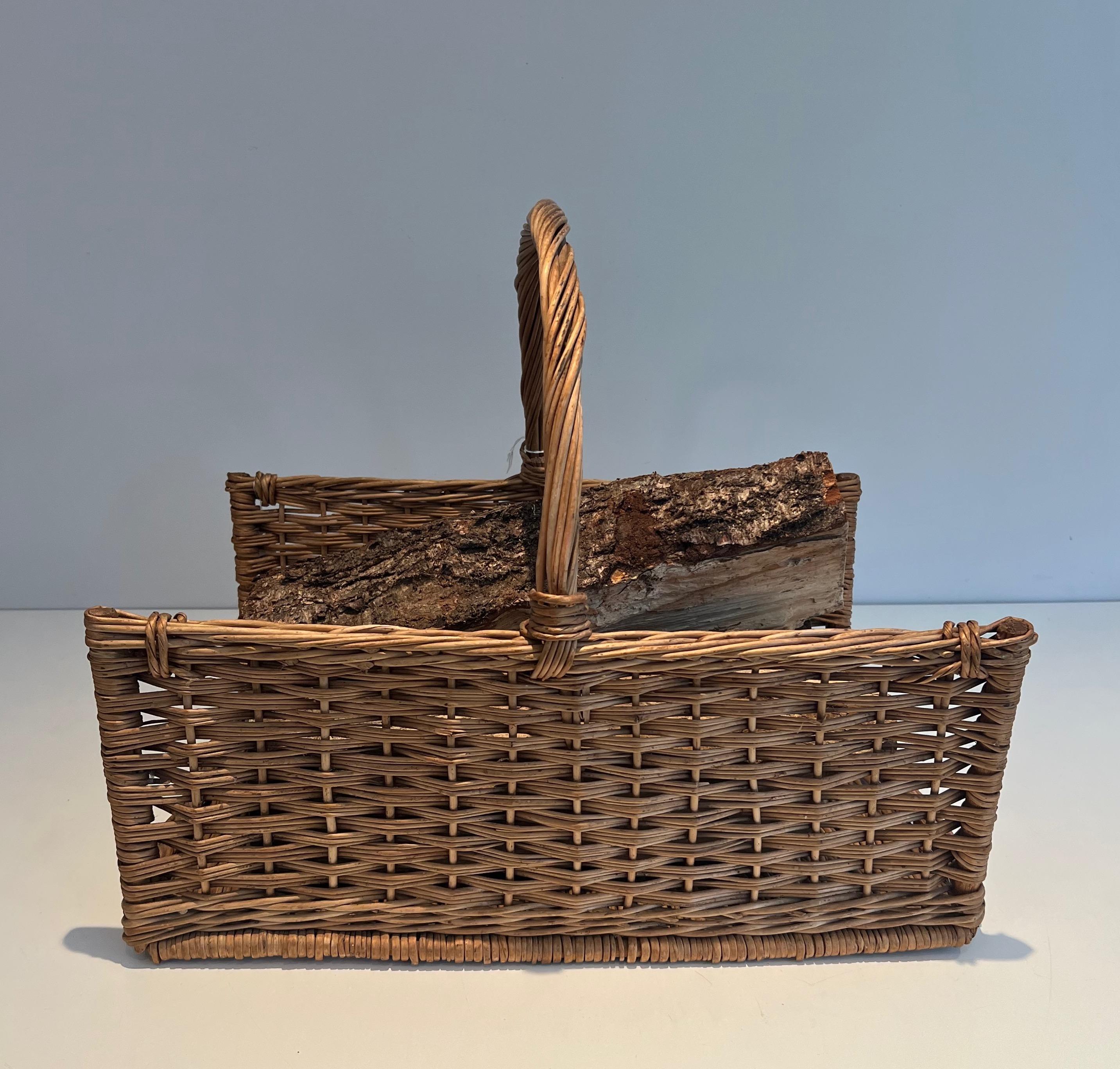 Rattan logs holder. French work. Circa 1970 In Good Condition For Sale In Marcq-en-Barœul, Hauts-de-France
