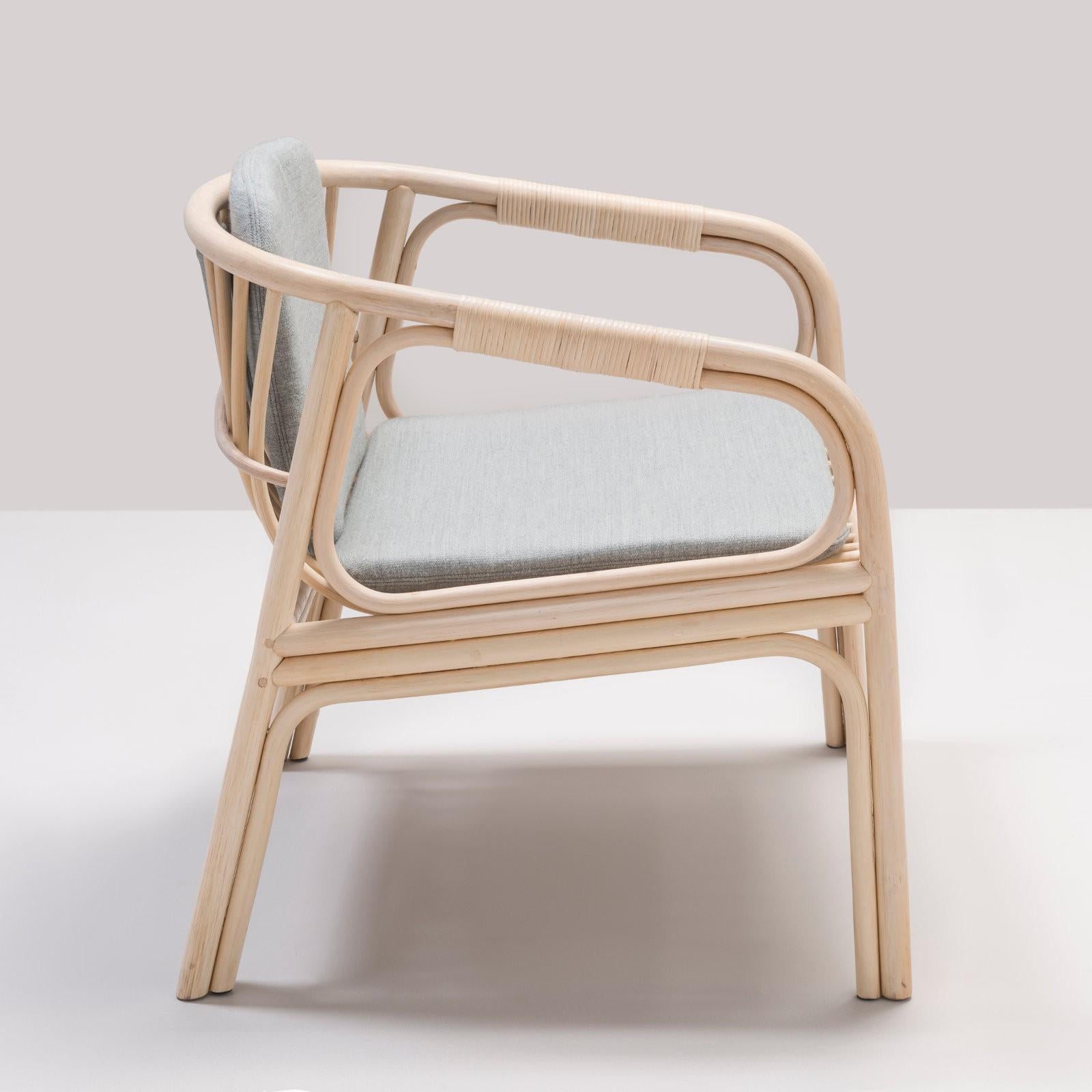 Combining modernity and tradition, design lines, graphic and timelessness this armchair is composed of a robust rattan and airy structure.
Around the dining room, in your veranda, the terrace! (New items, never used).