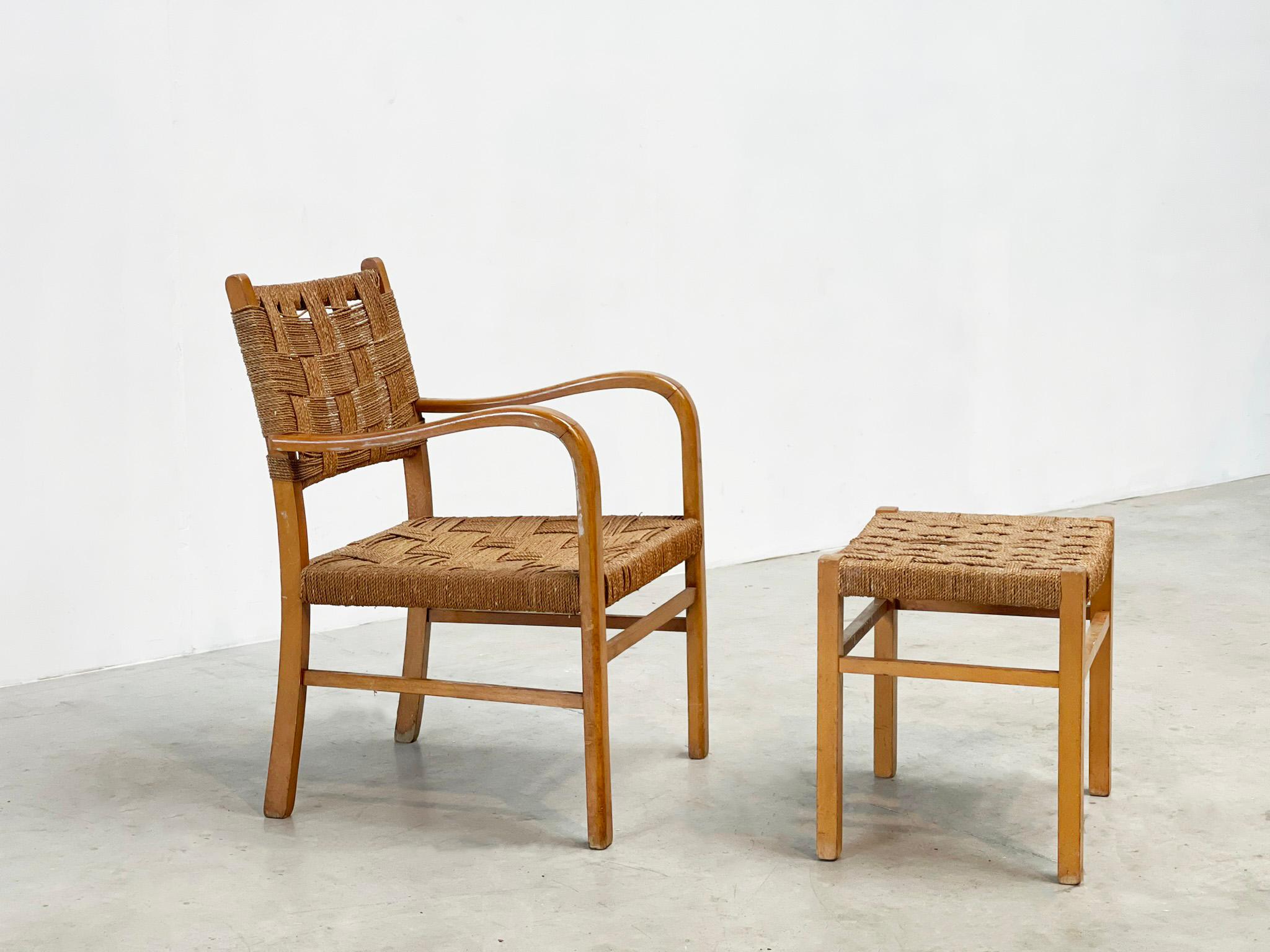 Rattan-Sessel und Ottomane
Sehr schöne Lounge oder Sessel. Dieser Stuhl wurde in den 1930er Jahren in Deutschland hergestellt. Dieser Stuhl wurde von einem unbekannten Designer entworfen, aber offensichtlich von jemandem mit Fachwissen. Er hat eine