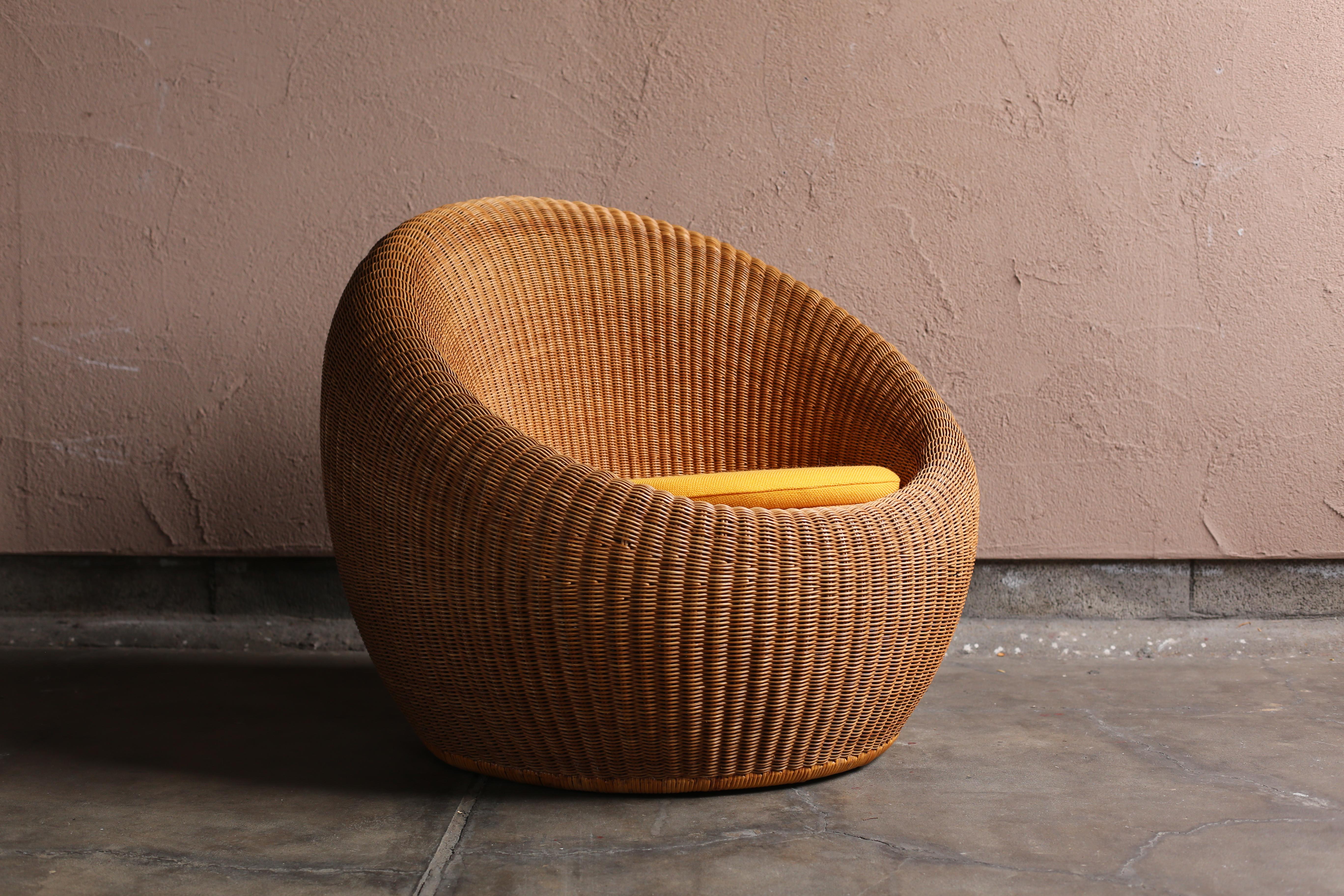 Rattan sofa designed by Isamu Kenmochi and manufactured by Yamakawa Rattan. Circa 1960s.
No restorations or modifications have been made. 
Vintage product in very good condition.
It has a 