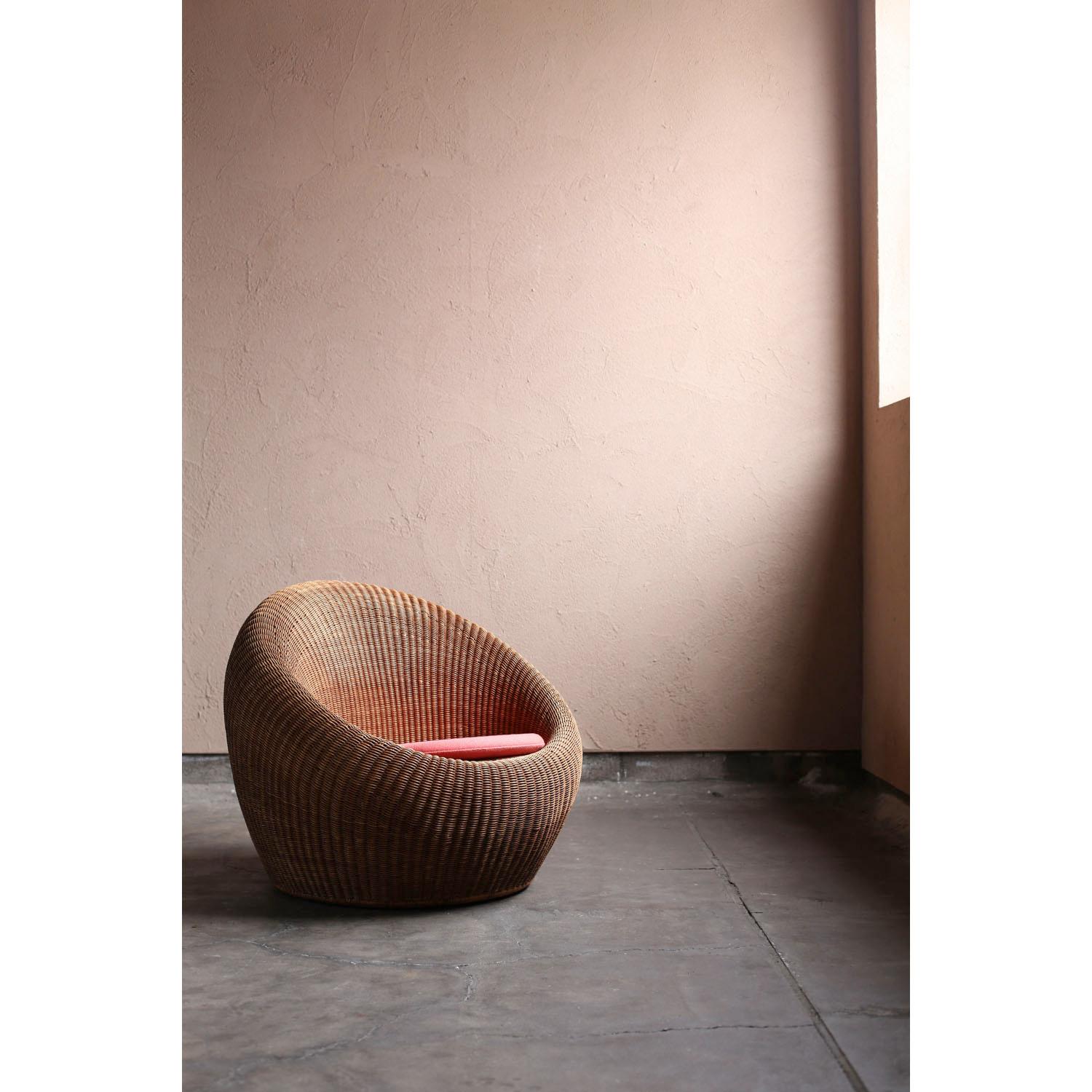 Canapé en rotin conçu par Isamu Kenmochi et fabriqué par Yamakawa Rattan. Vers les années 60.
Aucune restauration ou modification n'a été effectuée. 
Le rotin de cette chaise n'est cassé qu'à un seul endroit. Cependant, il n'y a pas d'autres