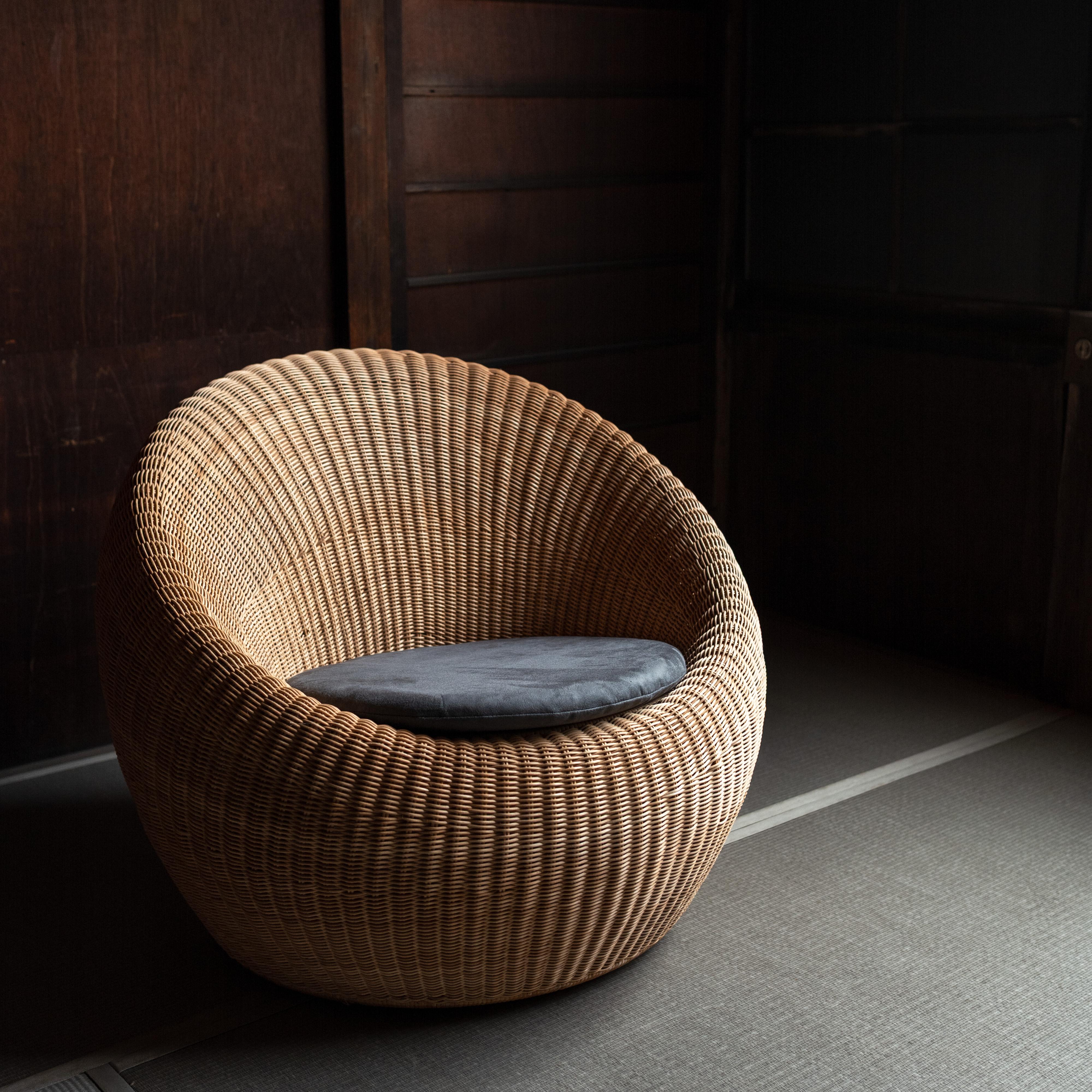 Una escultural tumbona de ratán diseñada por Isamu Kenmochi y fabricada por Yamakawa Rattan en Japón.

Este diseño icónico se distingue por su forma suave y orgánica y su carcasa de ratán firmemente tejida a mano, que crea una silueta cálida y