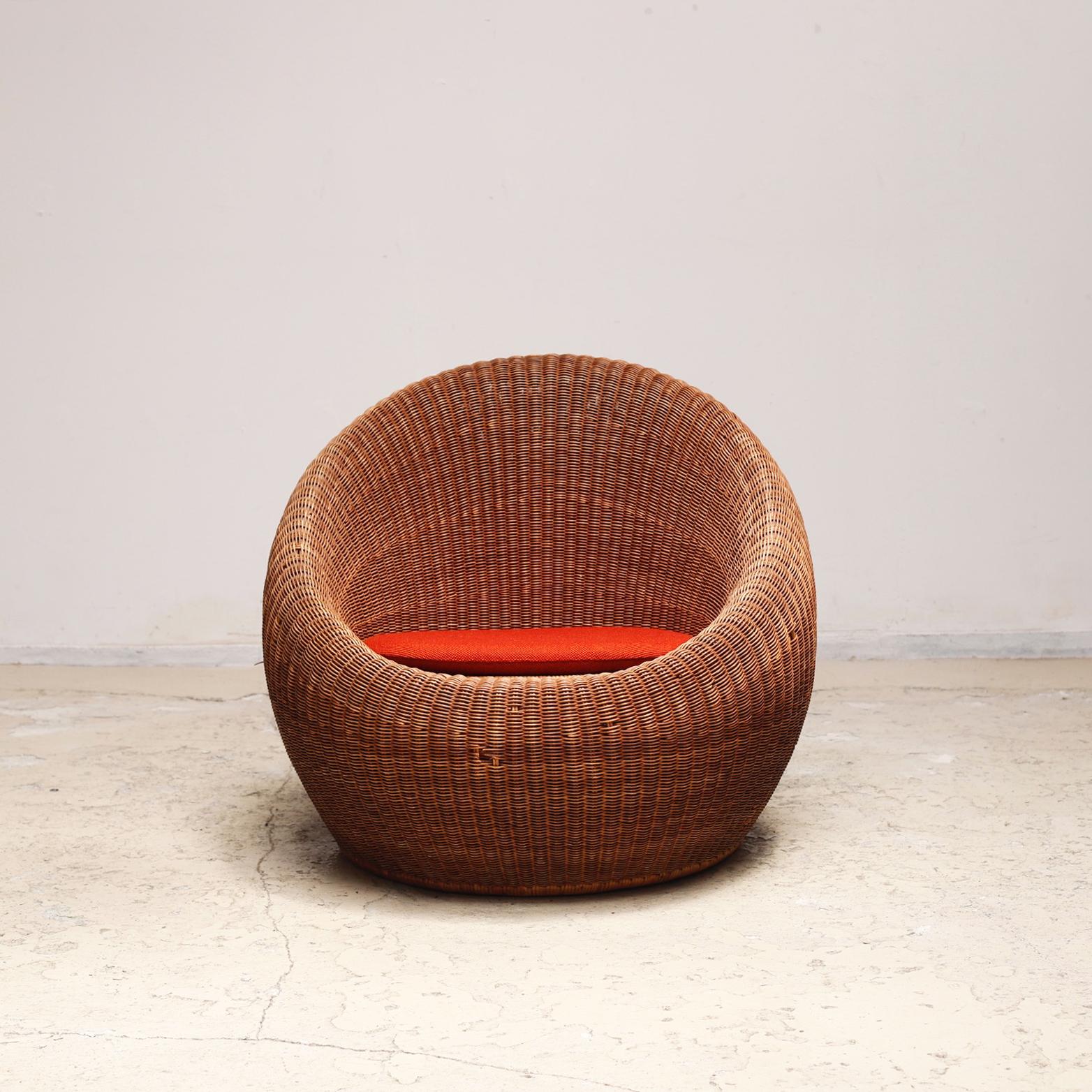 The rattan chair designed by Isamu Kenmochi for the Yamakawa Ratan.
The marks that were burned to bend the rattan.
It can be assumed to have been produced in the 1960s.
This is a very valuable early work.
The manufacturer's seal is still in