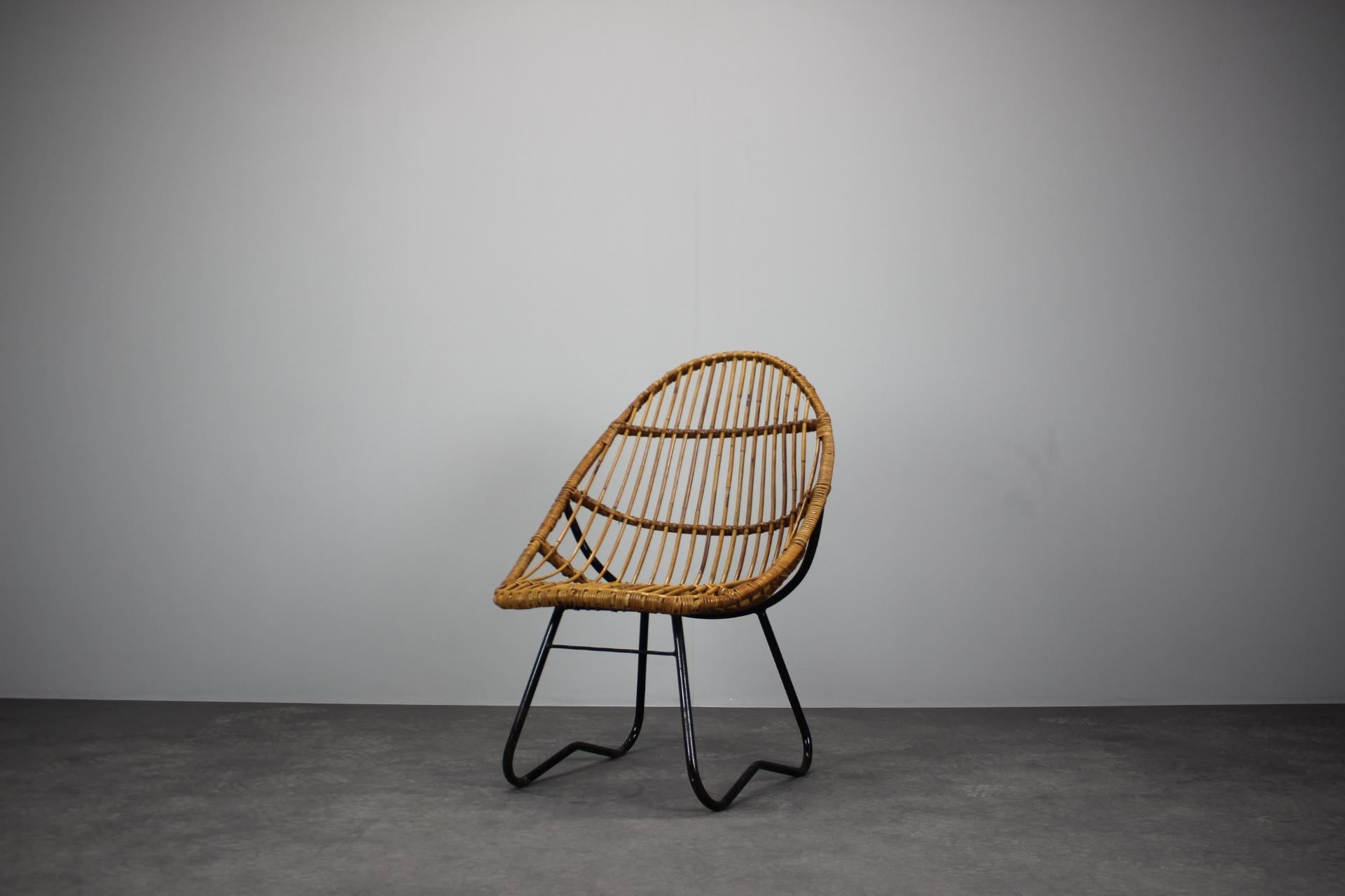 - Hergestellt in der Tschechoslowakei,
- aus Rattan und Metall,
- weist Gebrauchsspuren auf,
- Sitzhöhe 40 cm,
- in gutem Originalzustand.