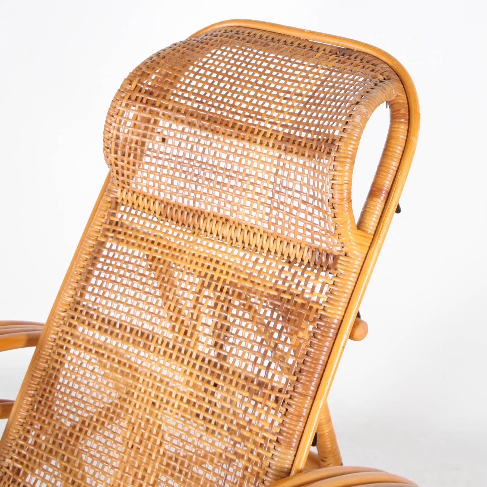 Rare chaise longue en rotin des années 70 avec ottoman intégré, porte-revues latéral et dossier réglable.
Modèle très sophistiqué en bon état.