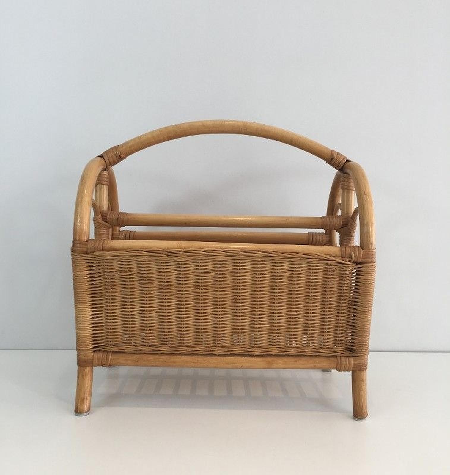 Questo simpatico portariviste è realizzato in rattan. Questa è un'opera francese. Circa 1970