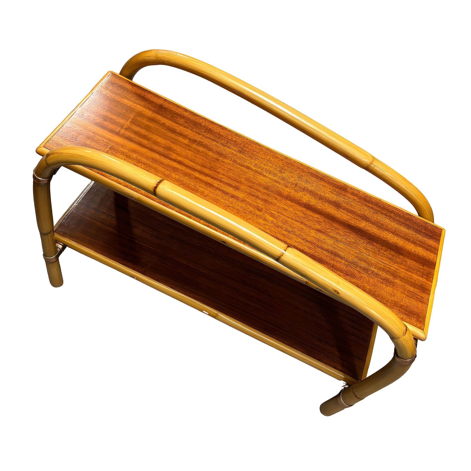 Paire de tables d'appoint en rotin à un brin et à deux niveaux Double Arch avec plateaux en acajou faisant partie de la ligne de mobilier 