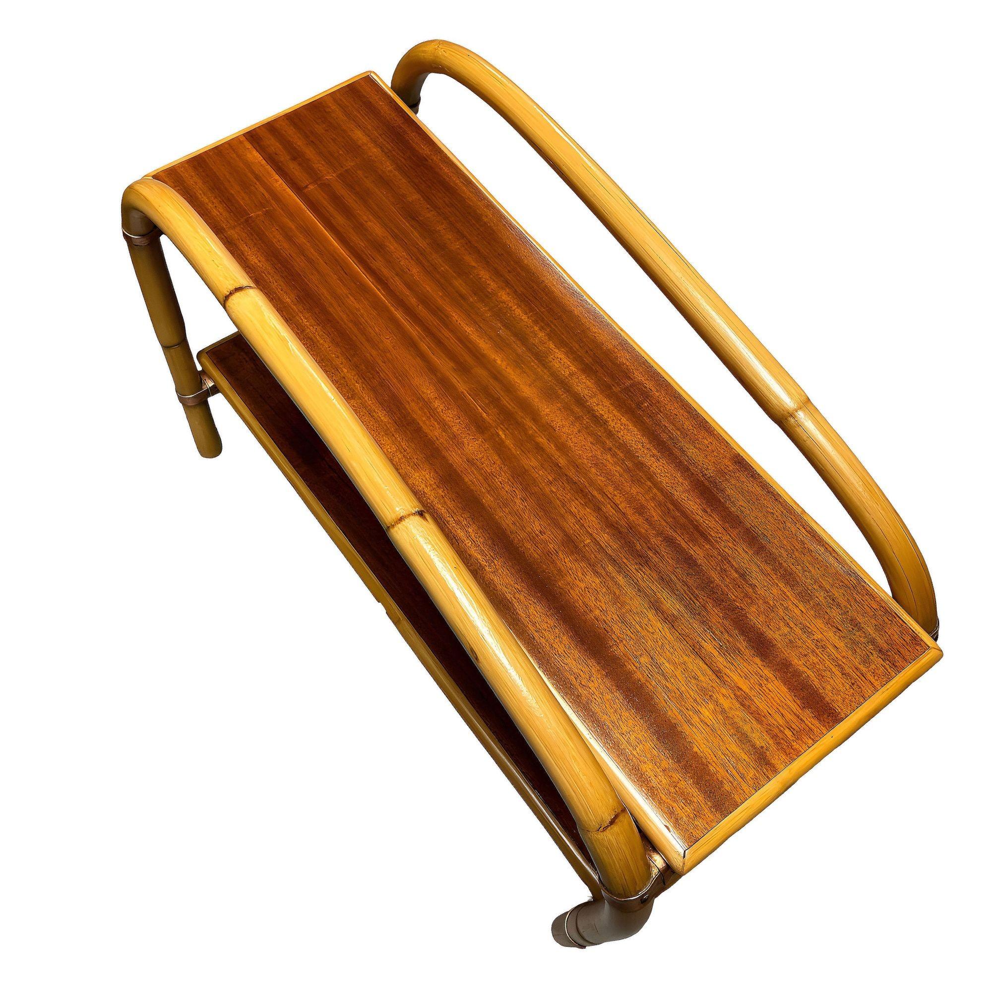 Milieu du XXe siècle Table d'appoint à 2 niveaux en rotin et acajou à double arche 