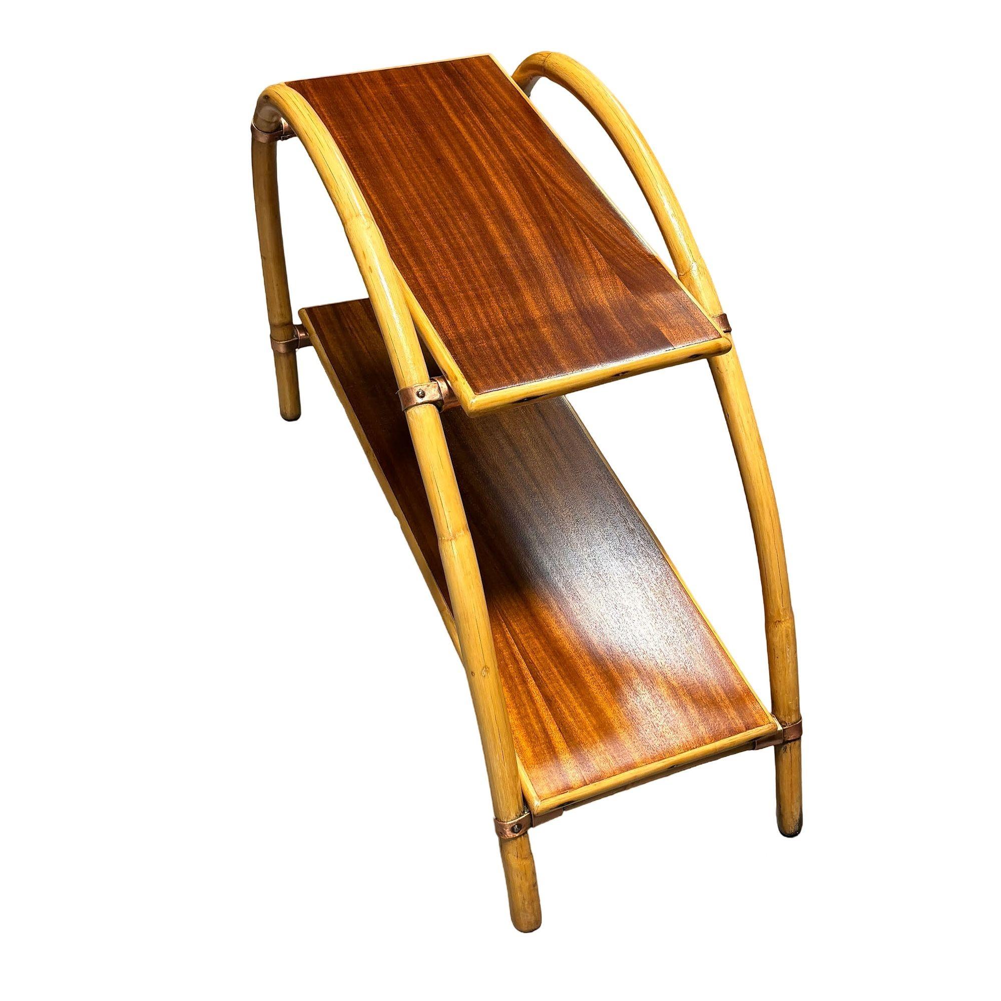 Table d'appoint en rotin du milieu du siècle à un brin et à deux niveaux Double Arch avec plateaux en acajou faisant partie de la ligne de meubles 