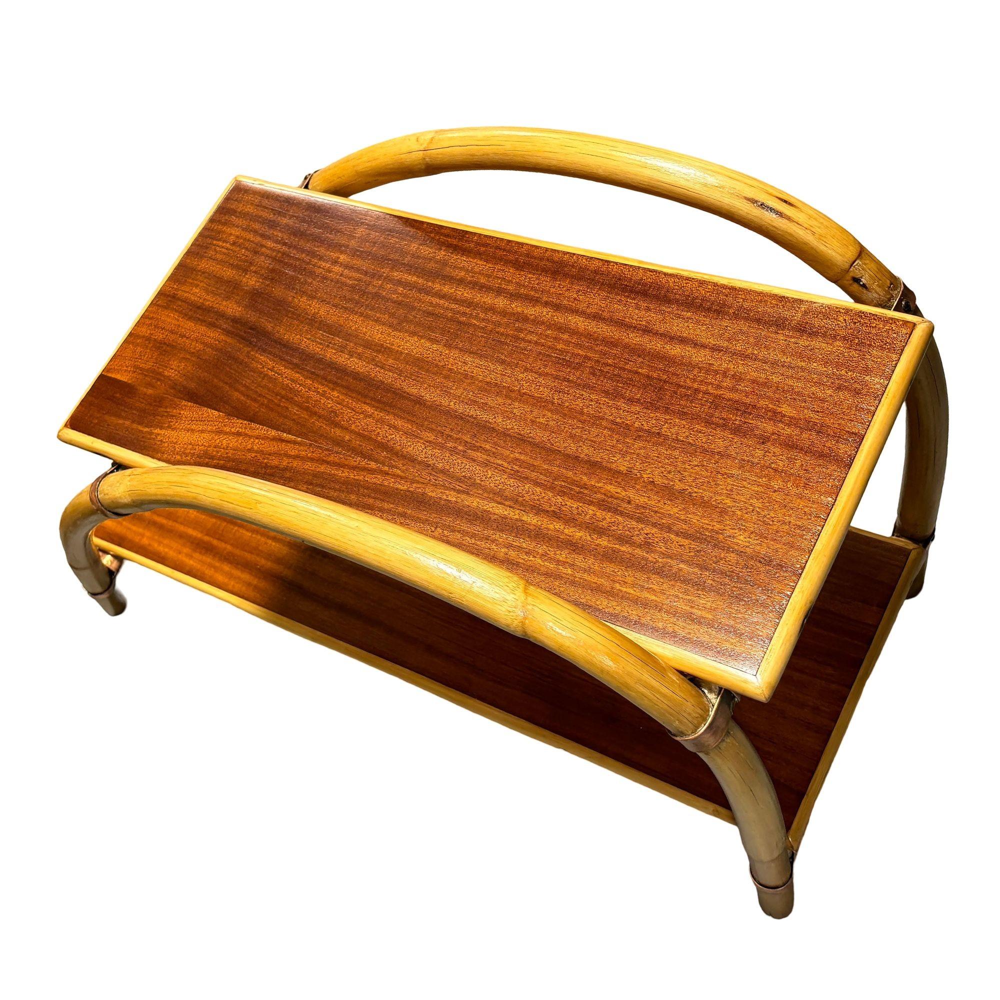 Table d'appoint à 2 niveaux en rotin et acajou à double arche 
