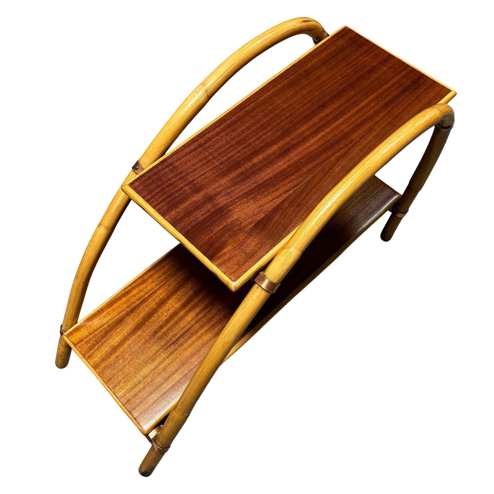 Milieu du XXe siècle Table d'appoint à 2 niveaux en rotin et acajou à double arche 