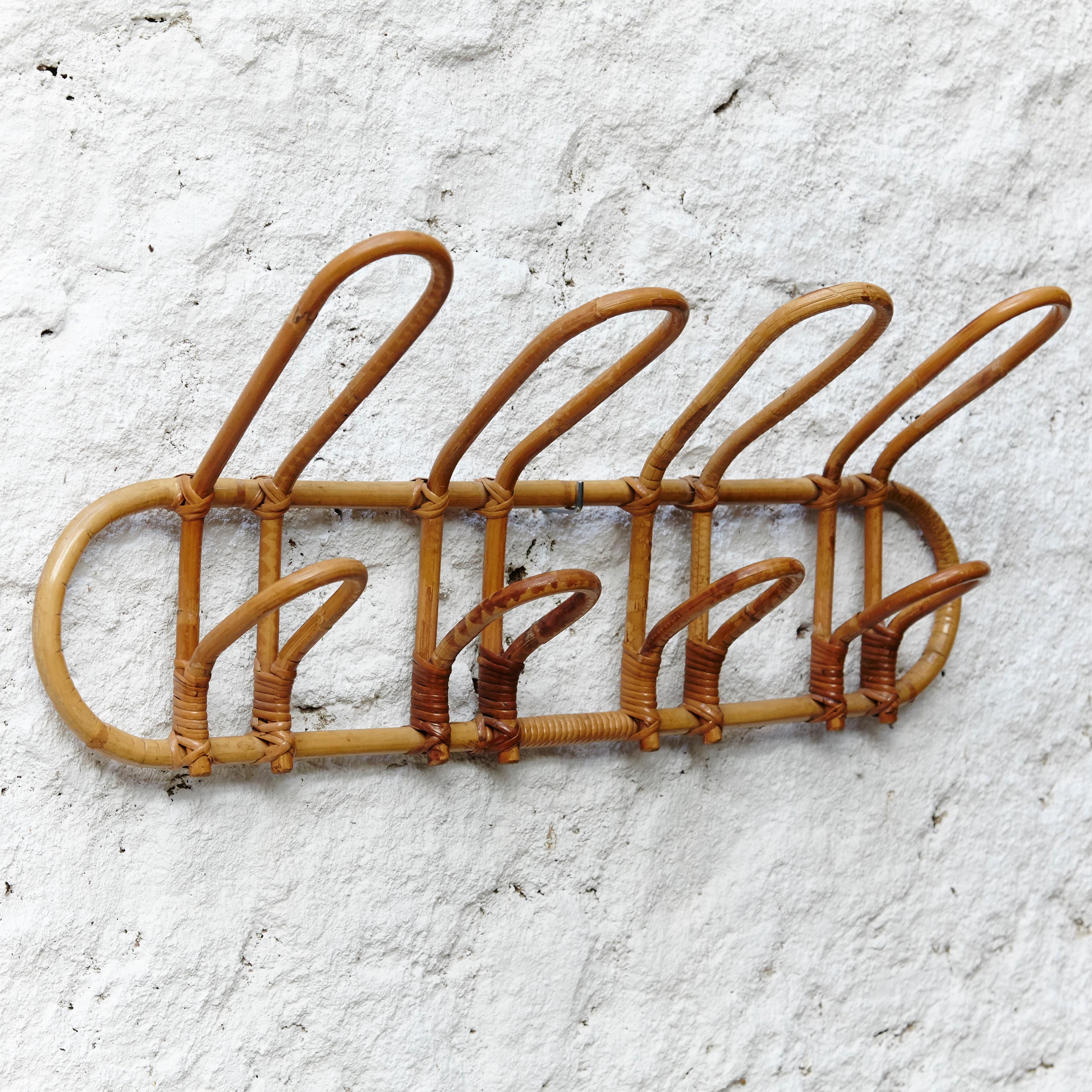 An organic shaped rattan coat hanger.
Manufactured in France circa 1950 by Unknown Manufacturer.
All in Rattan.

In good original condition with minor wear consistent of age and use, preserving a beautiful patina.

Measurements:
35cm H x 80cm