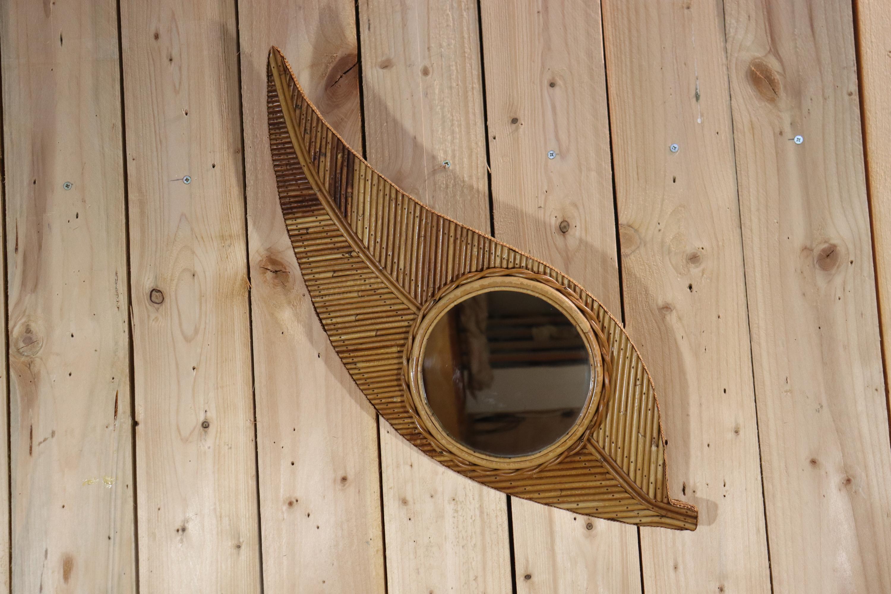 Rattan mirror, leaf-shaped. 1970s period. By Vivai Del Sud. Made in Italy in the 1970s. Very beautiful patina of age present and excellent general condition. Suitable packaging.