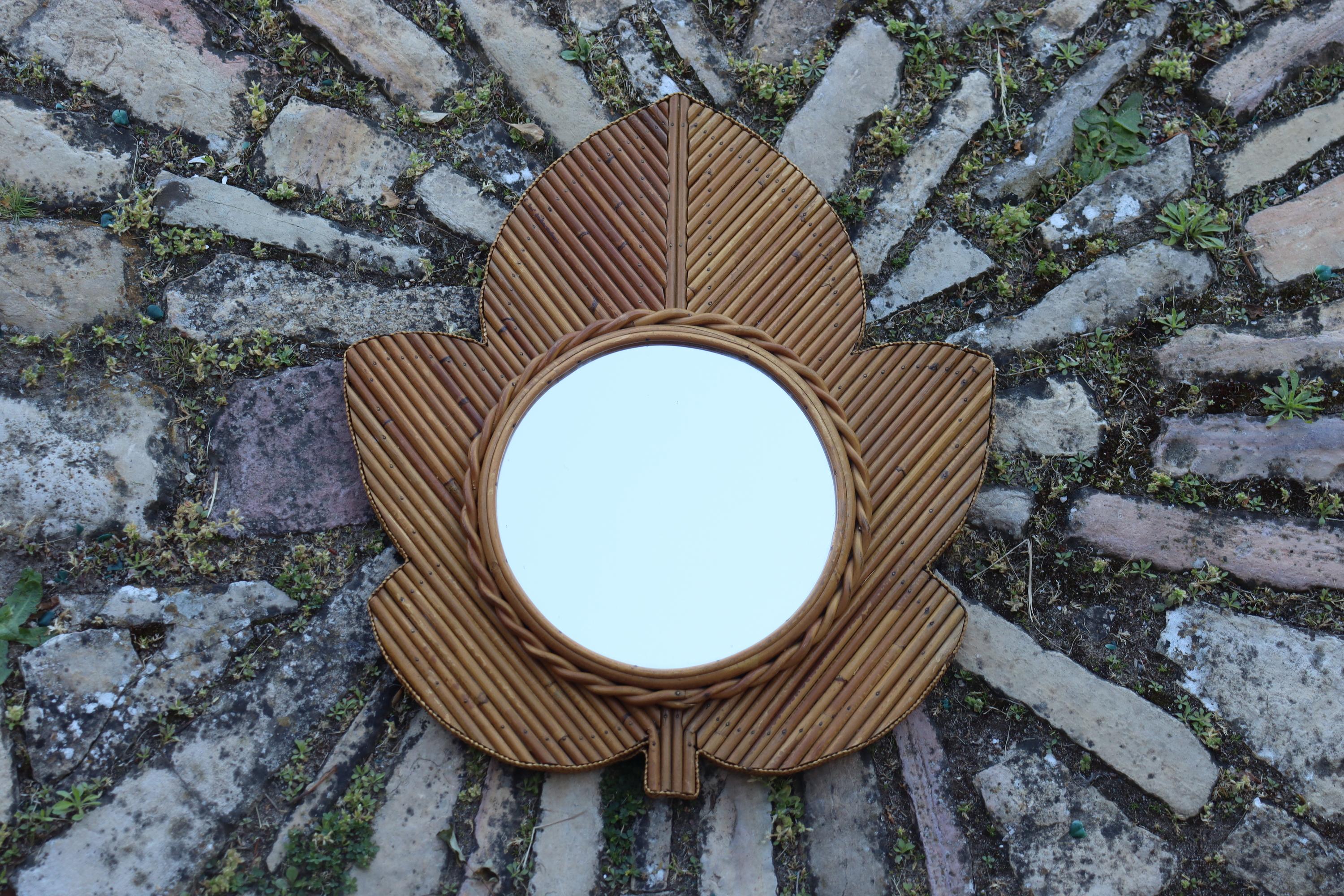 Rattan mirror, leaf-shaped. 1970s period. By Vivai Del Sud. Made in Italy in the 1970s. Very beautiful patina of age present and excellent general condition.