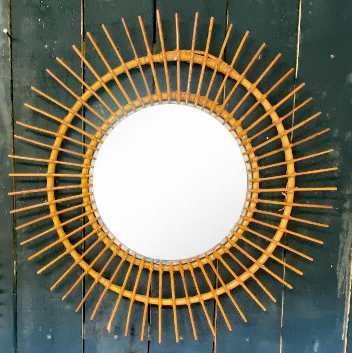 Rattan mirror, circa 1970.
Dimension of the mirror 35 cm diameter.