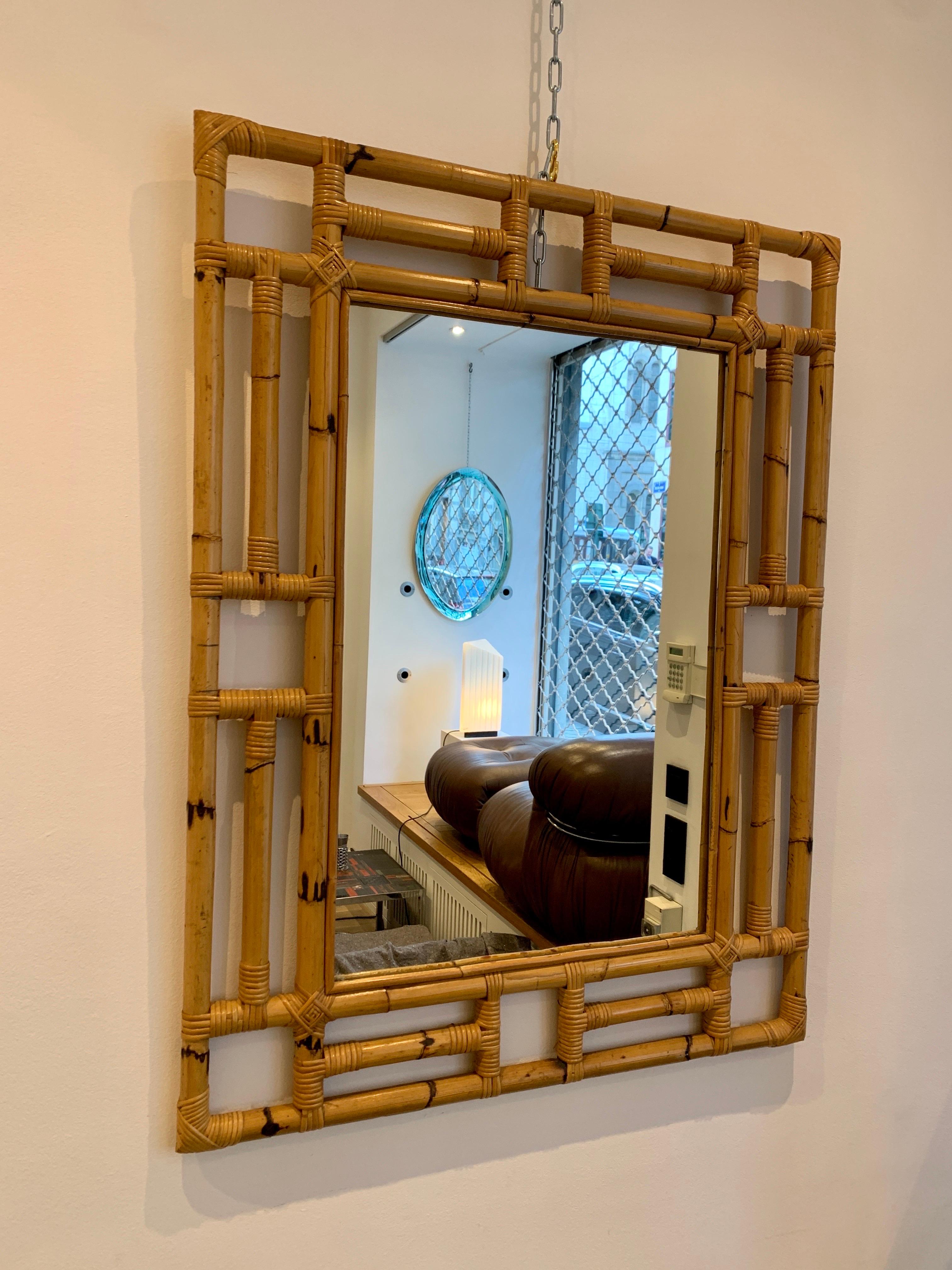 Elegant rattan mirror attributed to Vivai del Sud. Dating from 1970s, in the Bohemian chic style.