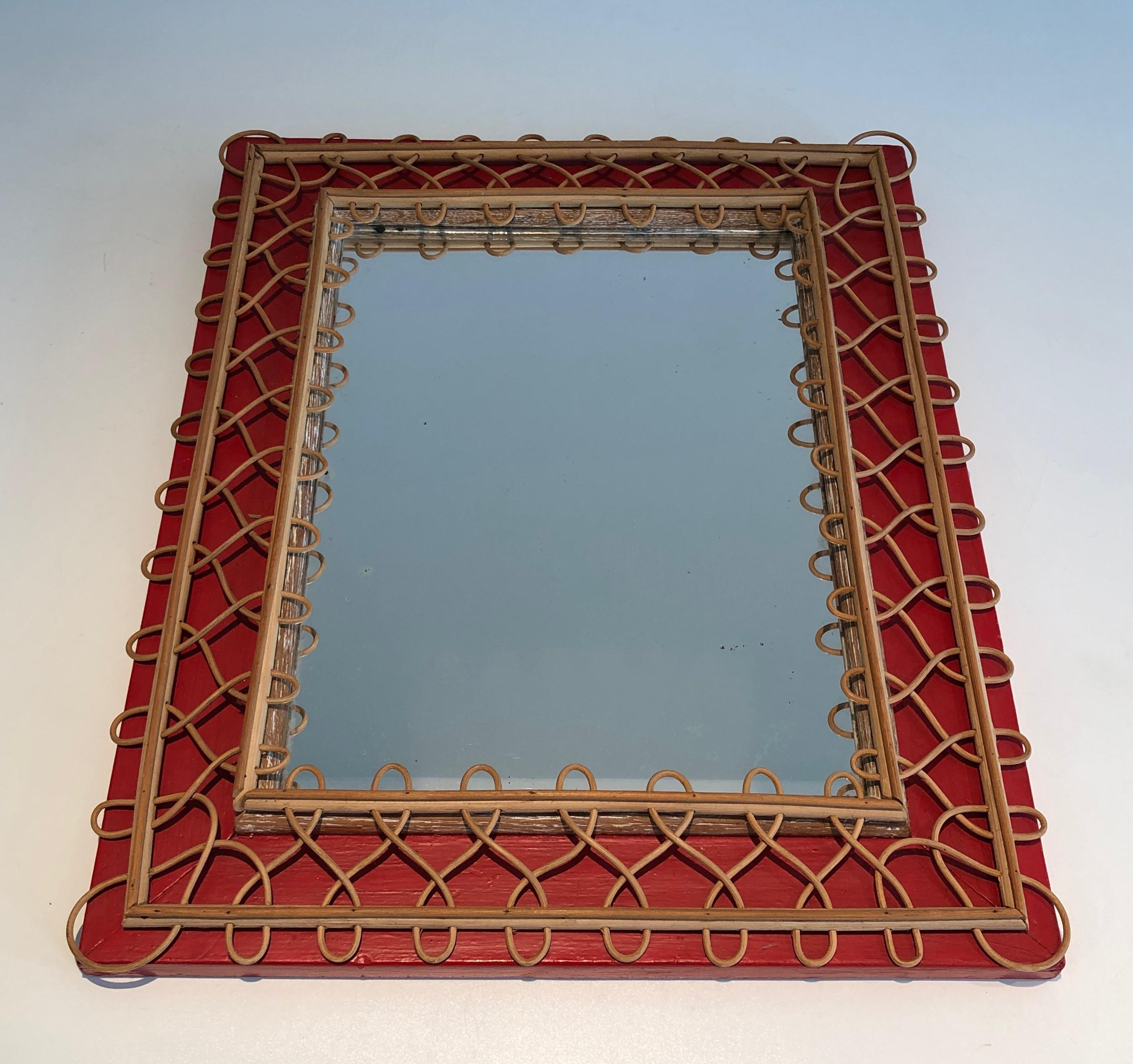 Miroir en rotin sur fond rouge. Travail français. Circa 1940 en vente 5