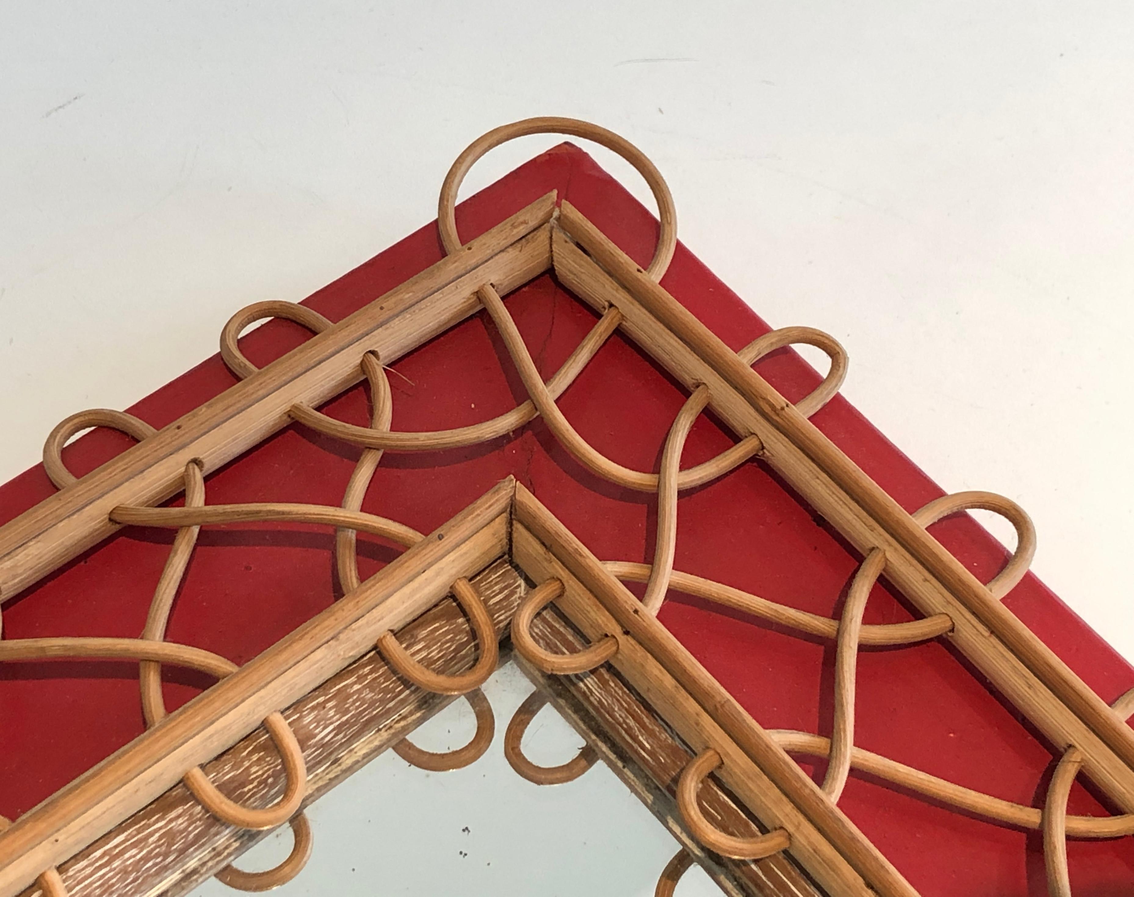 Miroir en rotin sur fond rouge. Travail français. Circa 1940 en vente 6