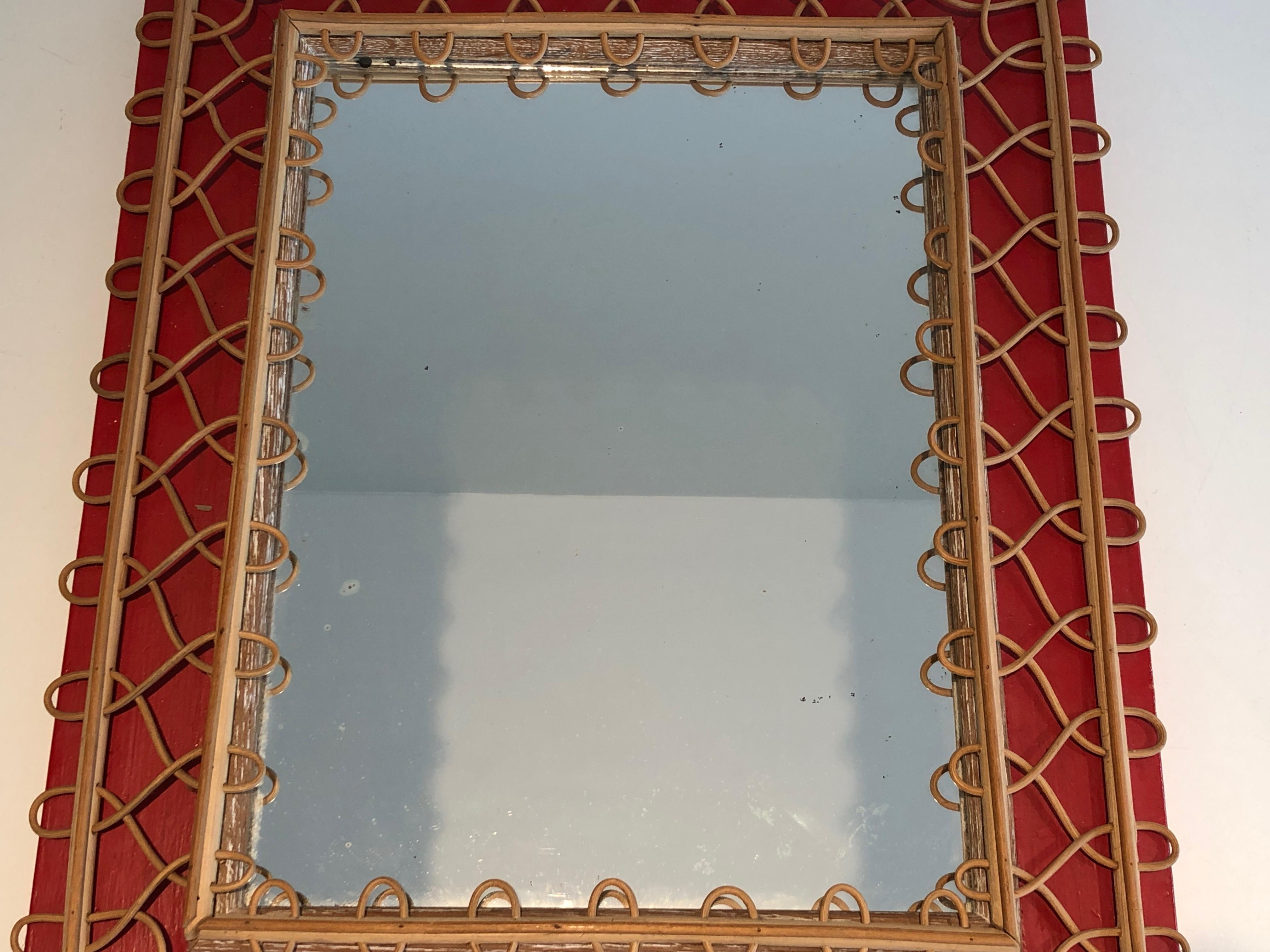 Mid-Century Modern Miroir en rotin sur fond rouge. Travail français. Circa 1940 en vente