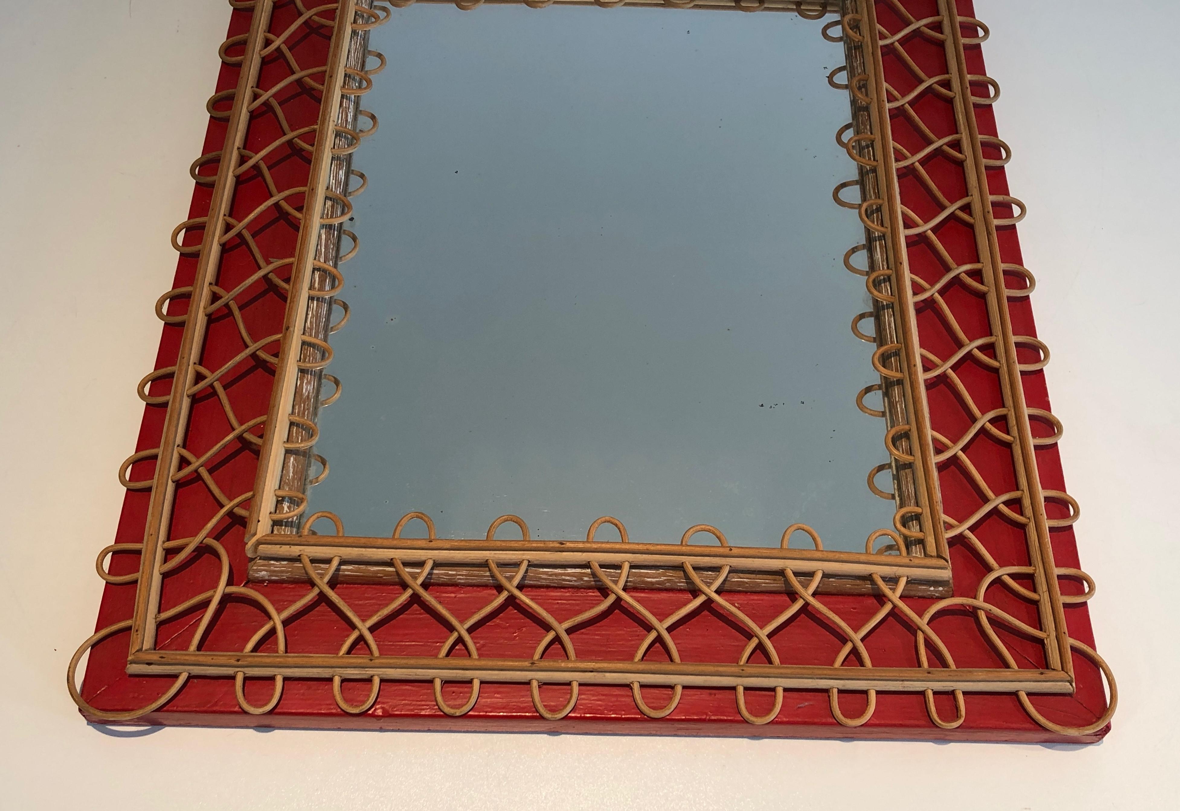 Français Miroir en rotin sur fond rouge. Travail français. Circa 1940 en vente