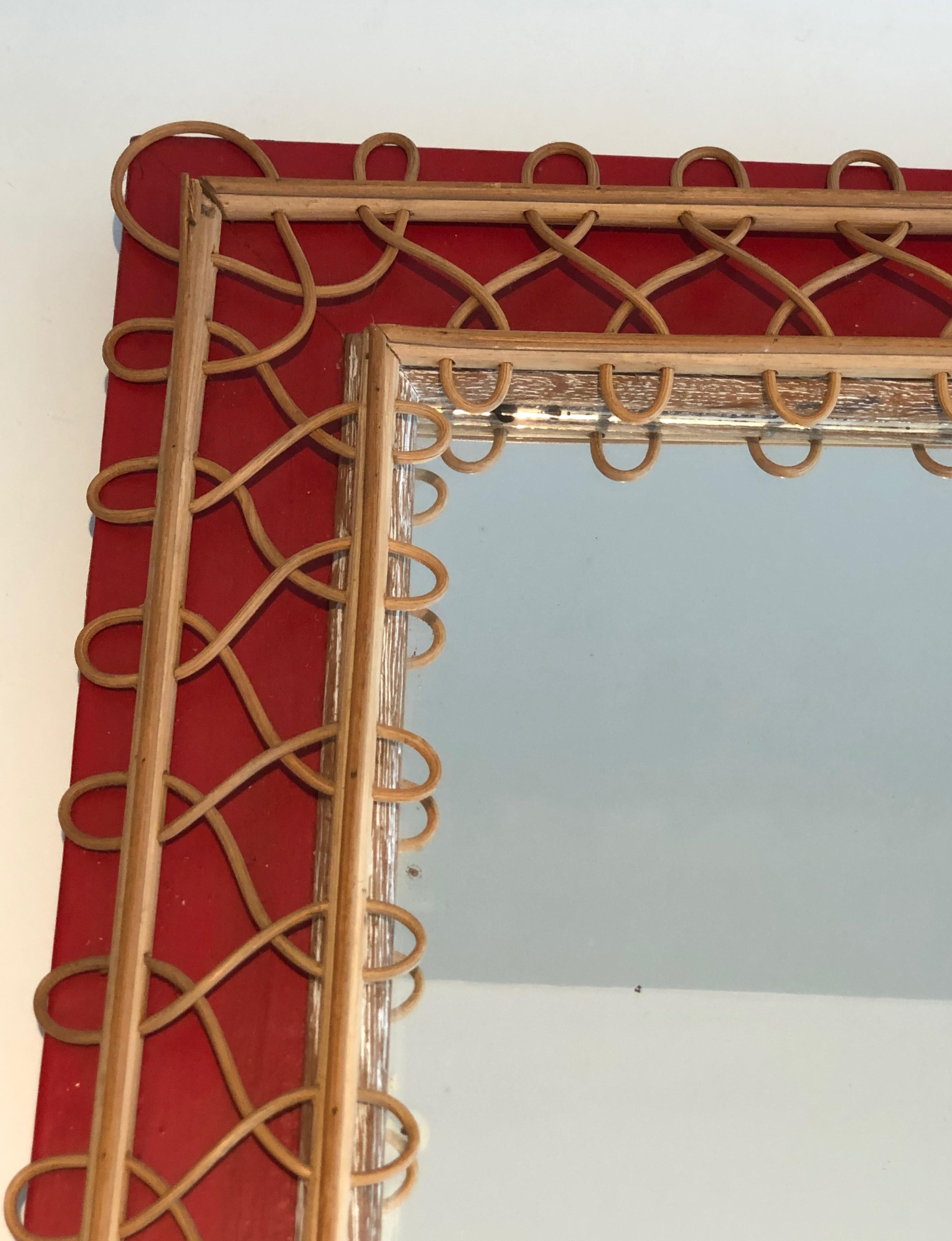 Miroir en rotin sur fond rouge. Travail français. Circa 1940 Bon état - En vente à Marcq-en-Barœul, Hauts-de-France