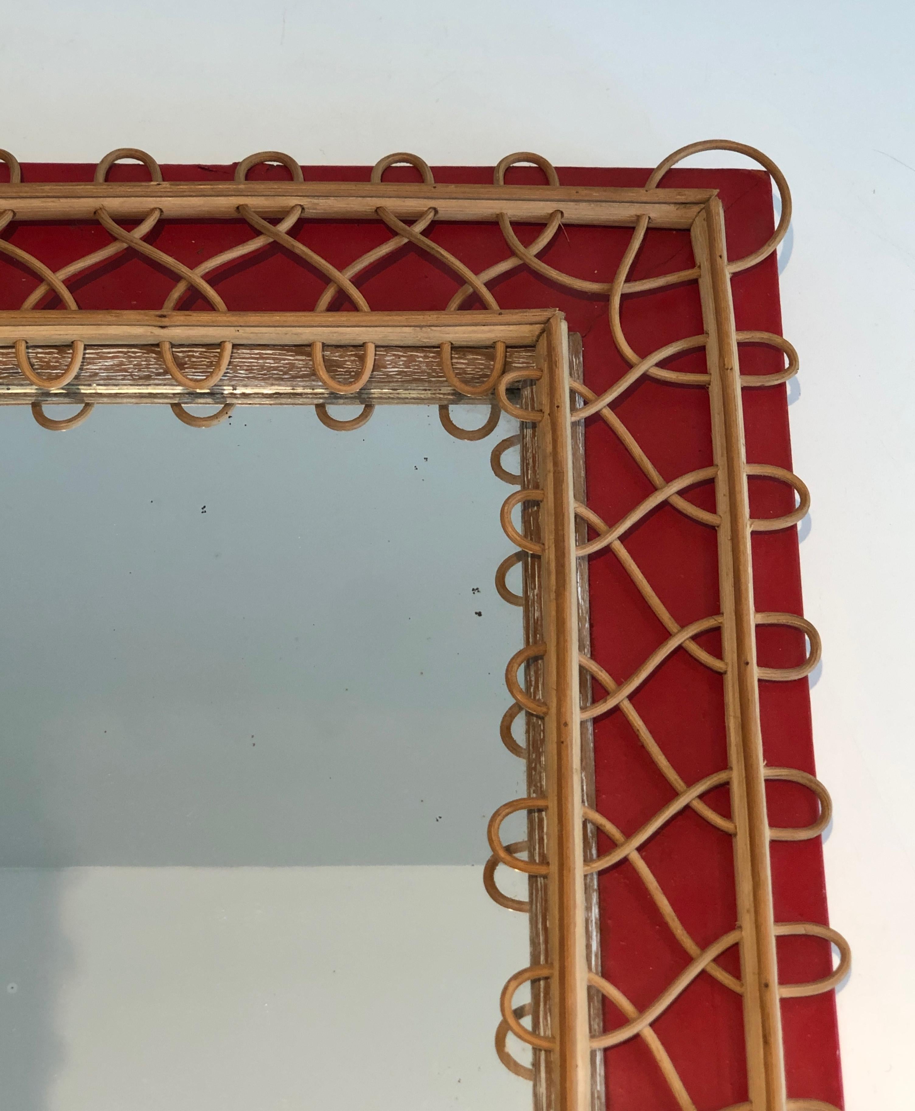 Milieu du XXe siècle Miroir en rotin sur fond rouge. Travail français. Circa 1940 en vente