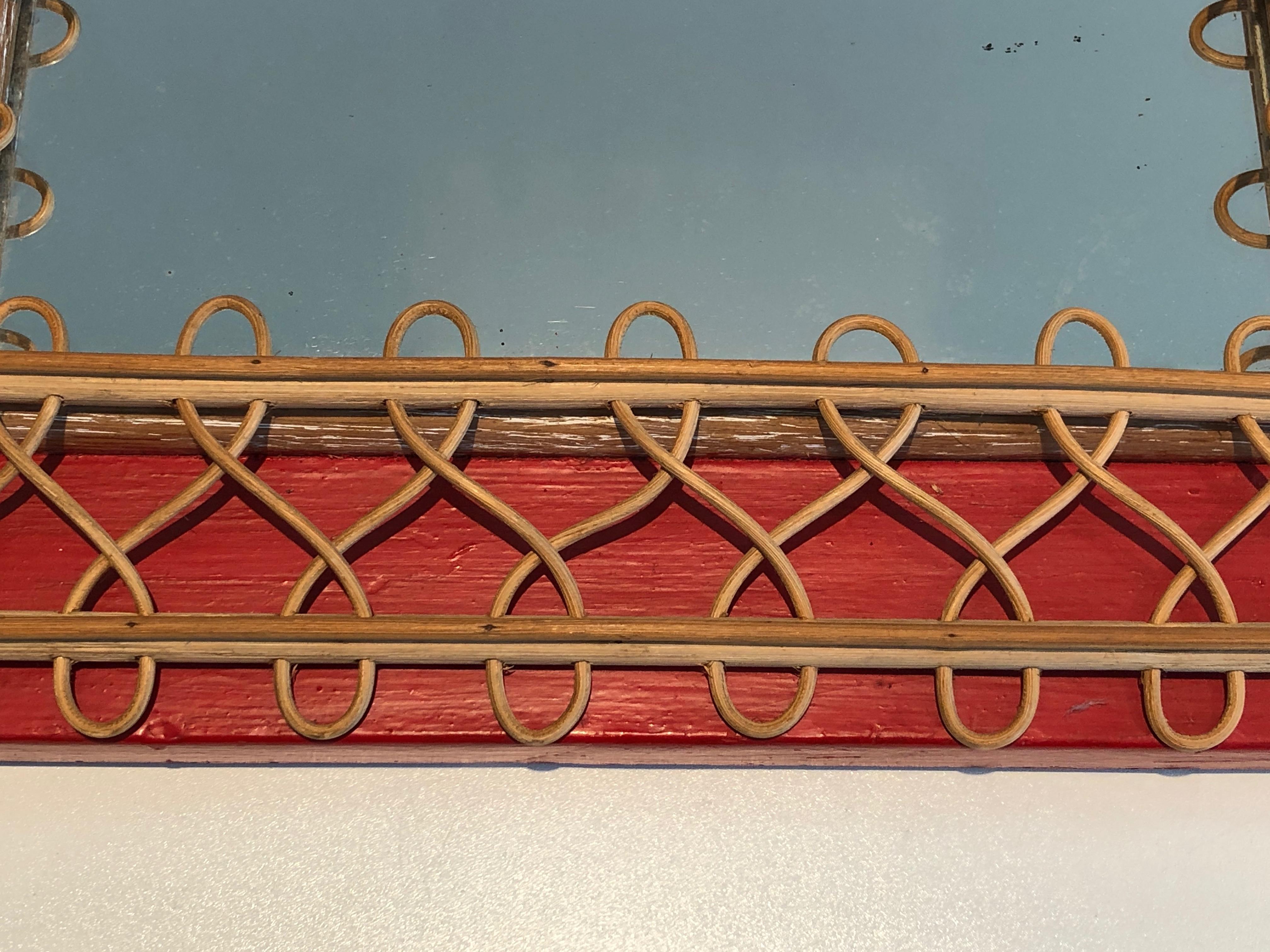 Miroir en rotin sur fond rouge. Travail français. Circa 1940 en vente 1