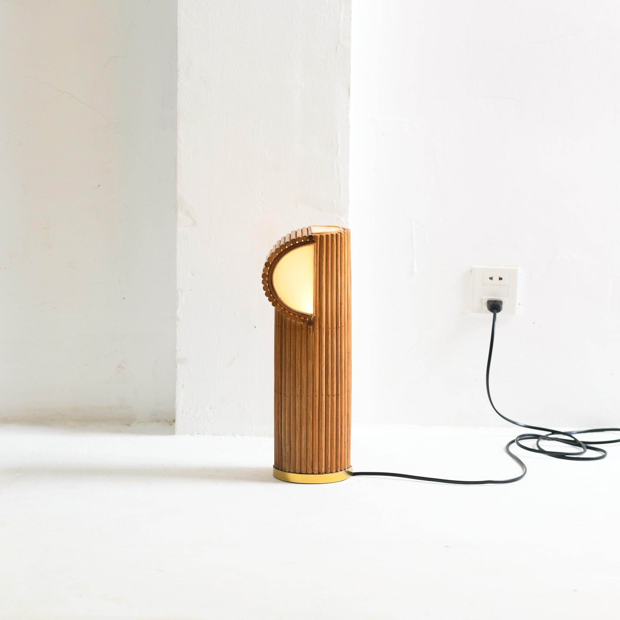 Lampe de table moderne en rotin  