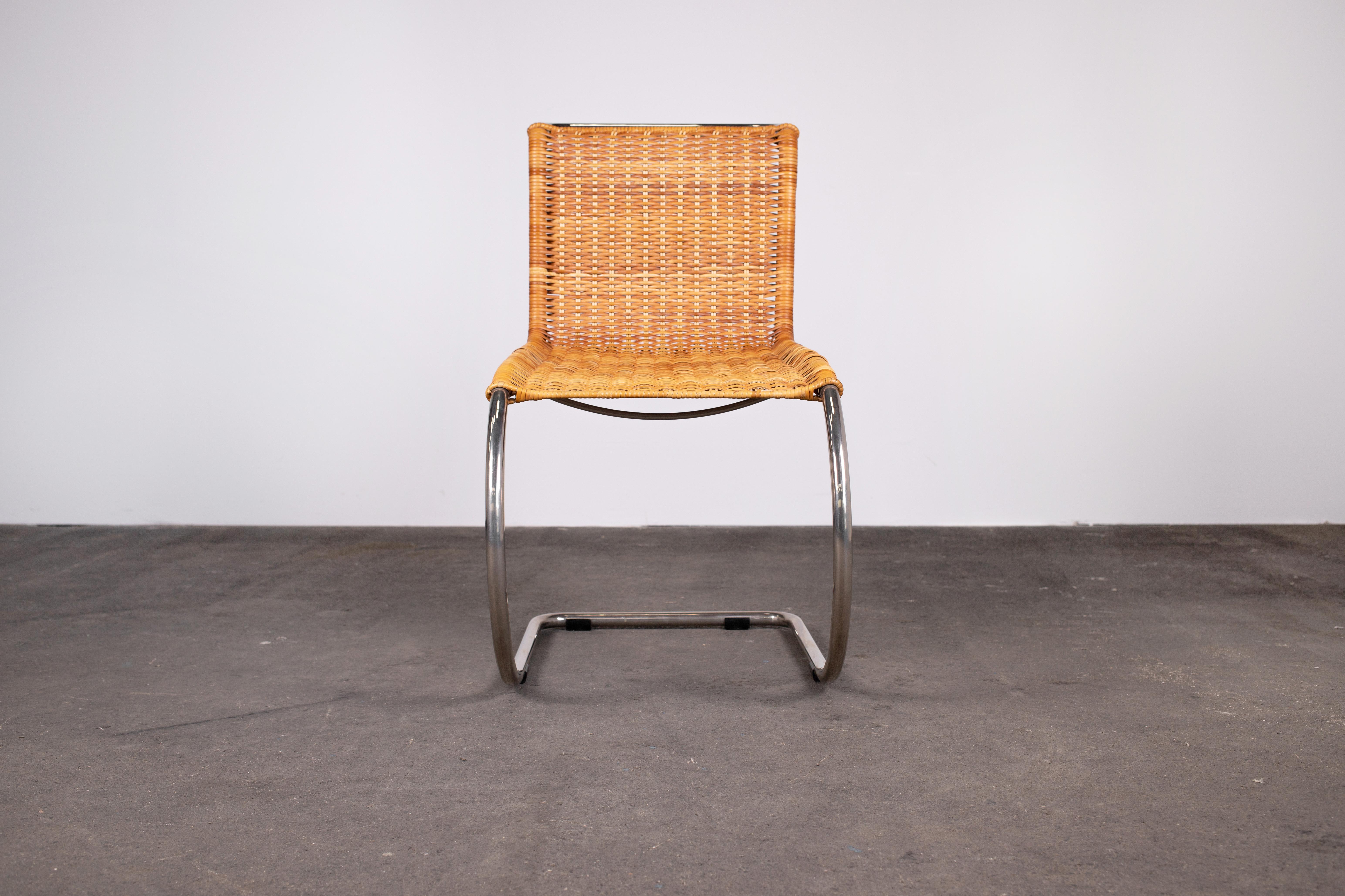 Chaise MR en porte-à-faux iconique de la modernité du milieu du siècle par Mies Van Der Rohe, en tube d'acier plié chromé et en superbe rotin tressé d'origine. 

Ce magnifique exemplaire est la rare et désirable édition Tecta. Elle présente un