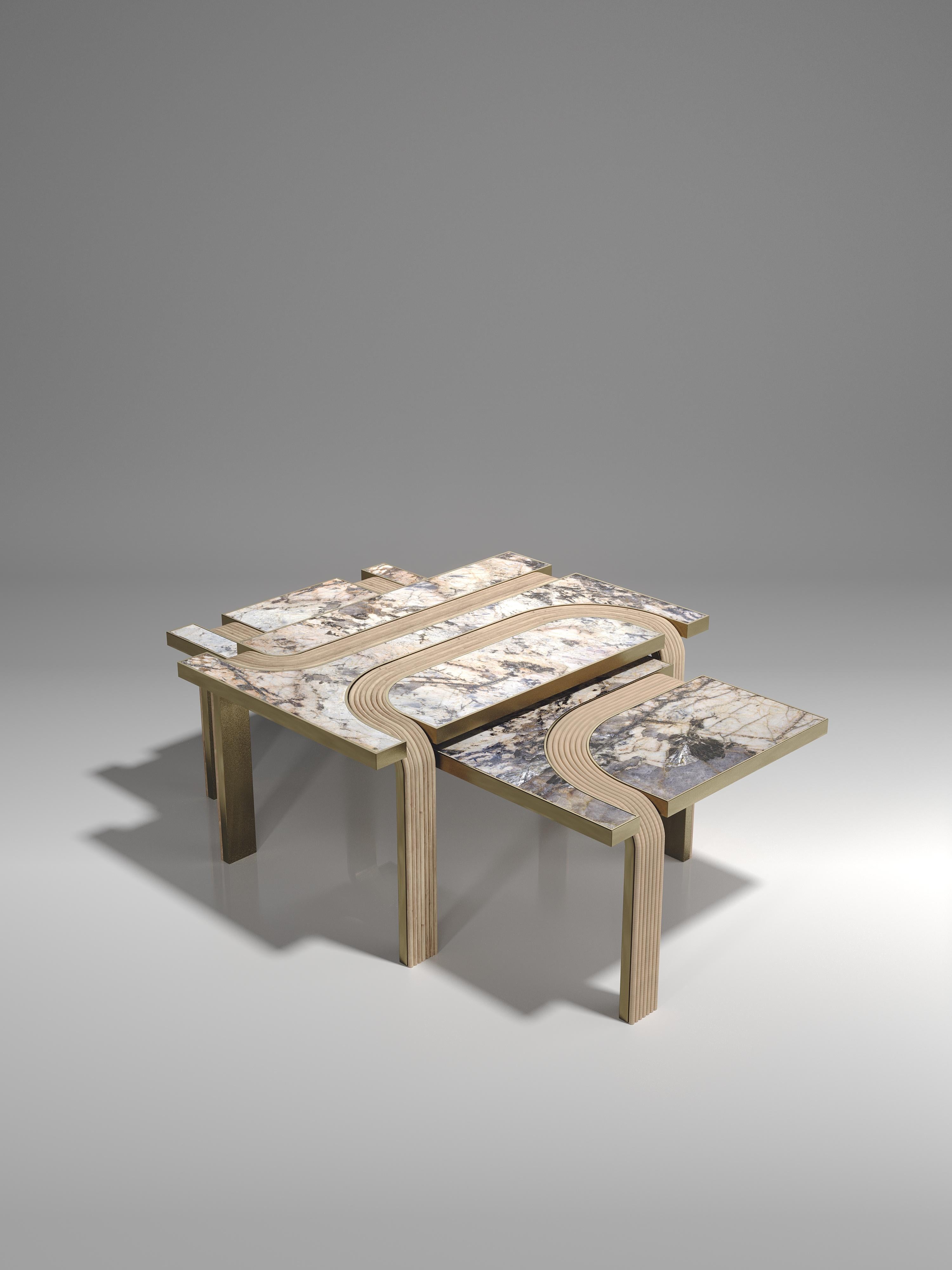 L'ensemble de 2 tables basses gigognes Licol de R&Y Augousti fait partie du lancement de leur nouvelle capsule de rotin. Les pièces explorent l'ADN emblématique de la marque, qui consiste à transformer l'artisanat du vieux continent en un produit