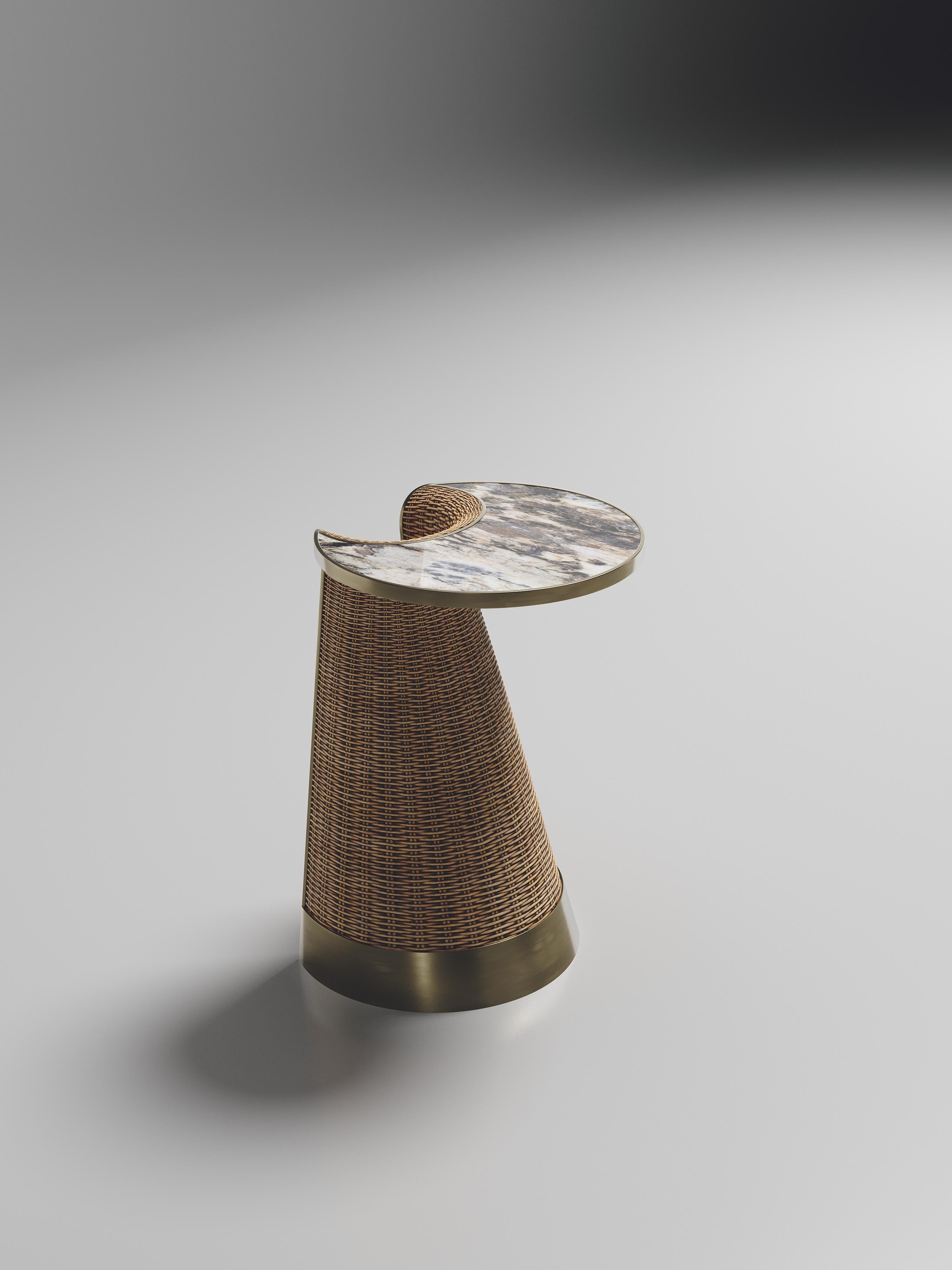 Der Nymphea Small Nesting Side Table von R & Y Augousti ist Teil ihrer neuen Rattan-Kapsel. Das Stück unterstreicht die ikonische DNA der Marke, die alte Handwerkskunst in ein modernes und absolut luxuriöses Ambiente zu bringen. Dieses Stück ist aus