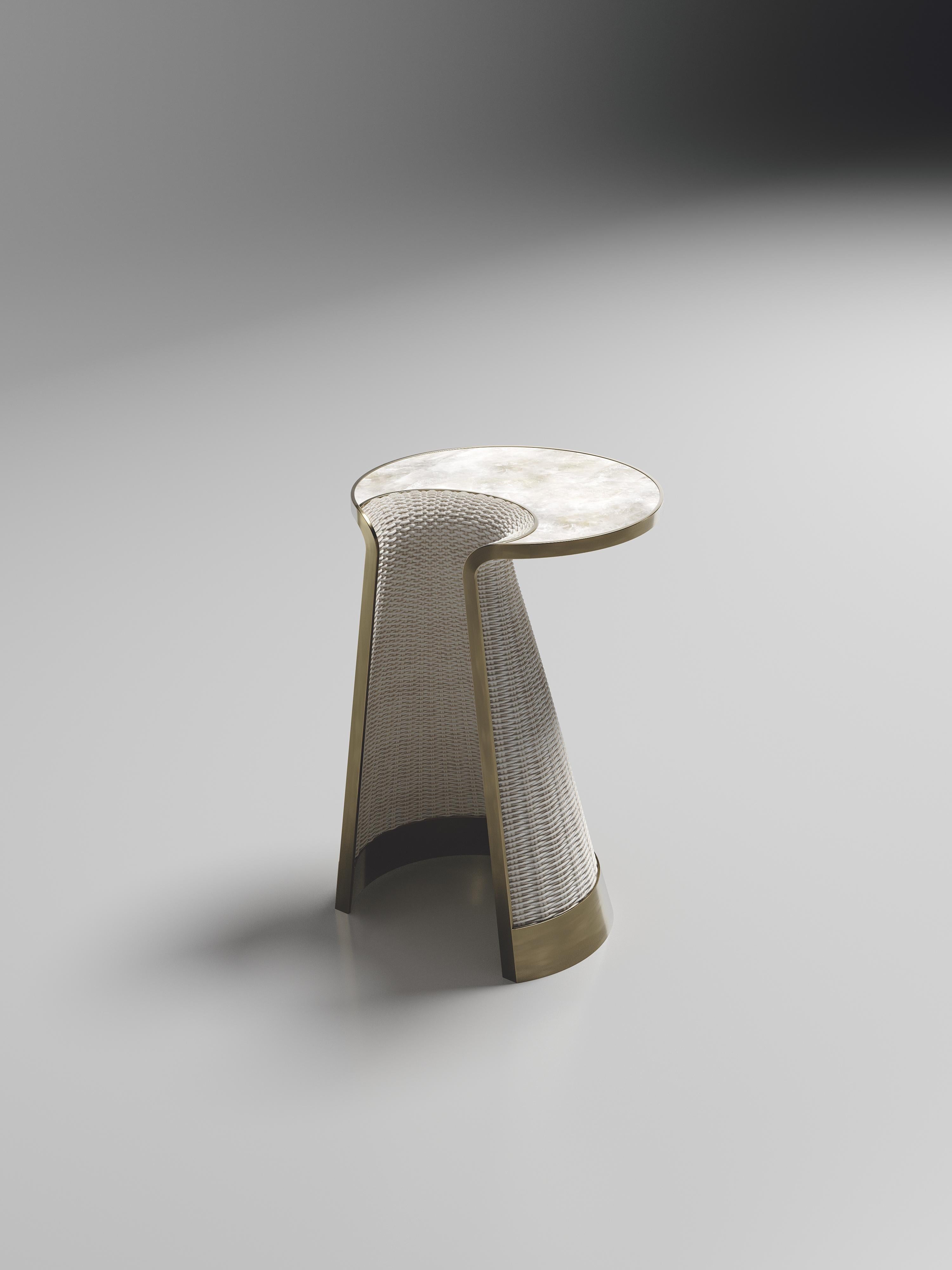 La petite table d'appoint gigogne Nymphea de R&Y Augousti fait partie du lancement de leur nouvelle capsule de rotin. La pièce explore l'ADN emblématique de la marque, qui consiste à transposer l'artisanat du vieux monde dans une ambiance