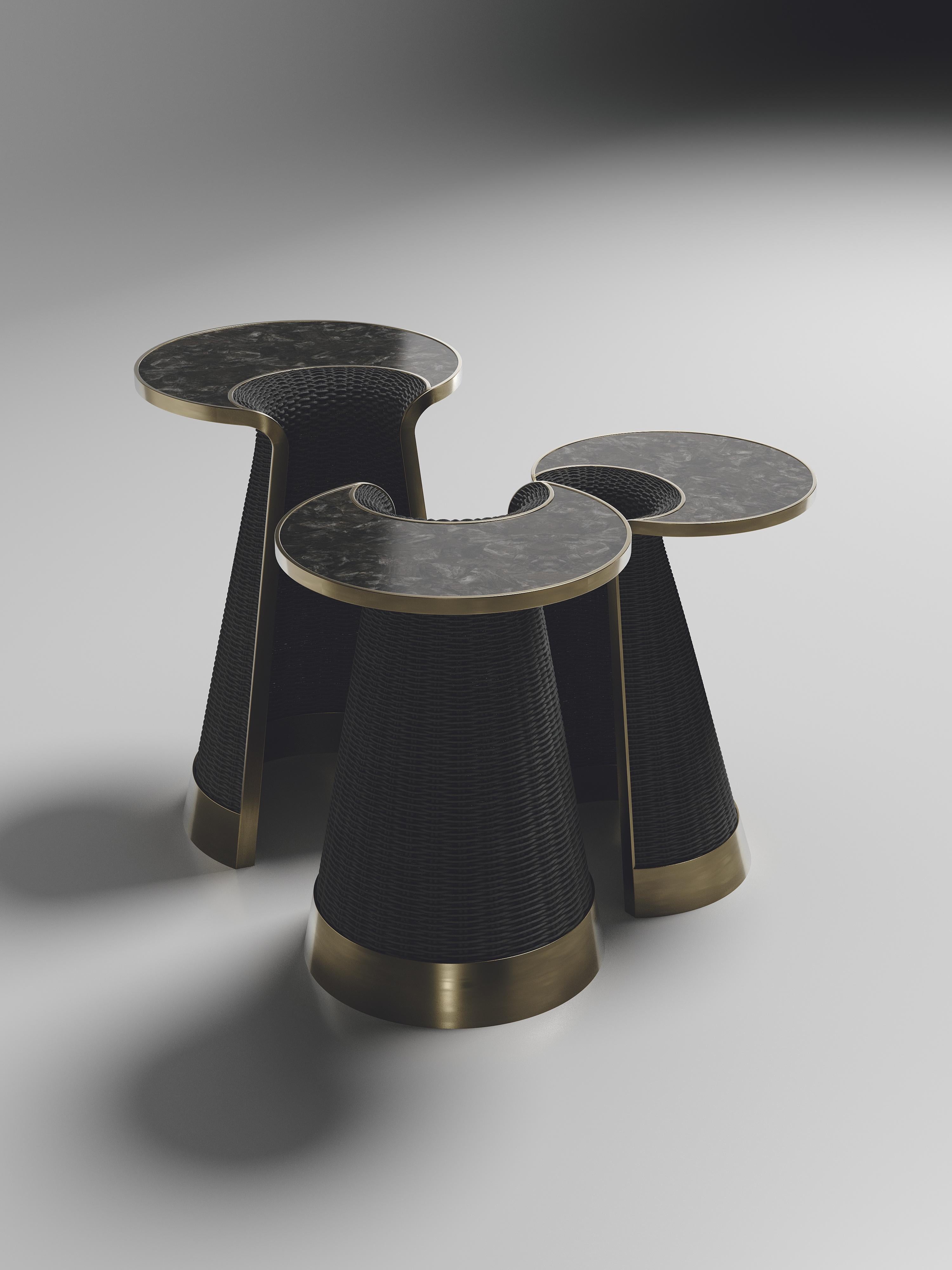 L'ensemble de 3 tables d'appoint gigognes Nymphea de R&Y Augousti fait partie de leur collection de tables d'appoint.  lancement d'une nouvelle capsule de rotin. Les pièces explorent l'ADN emblématique de la marque, qui consiste à transformer