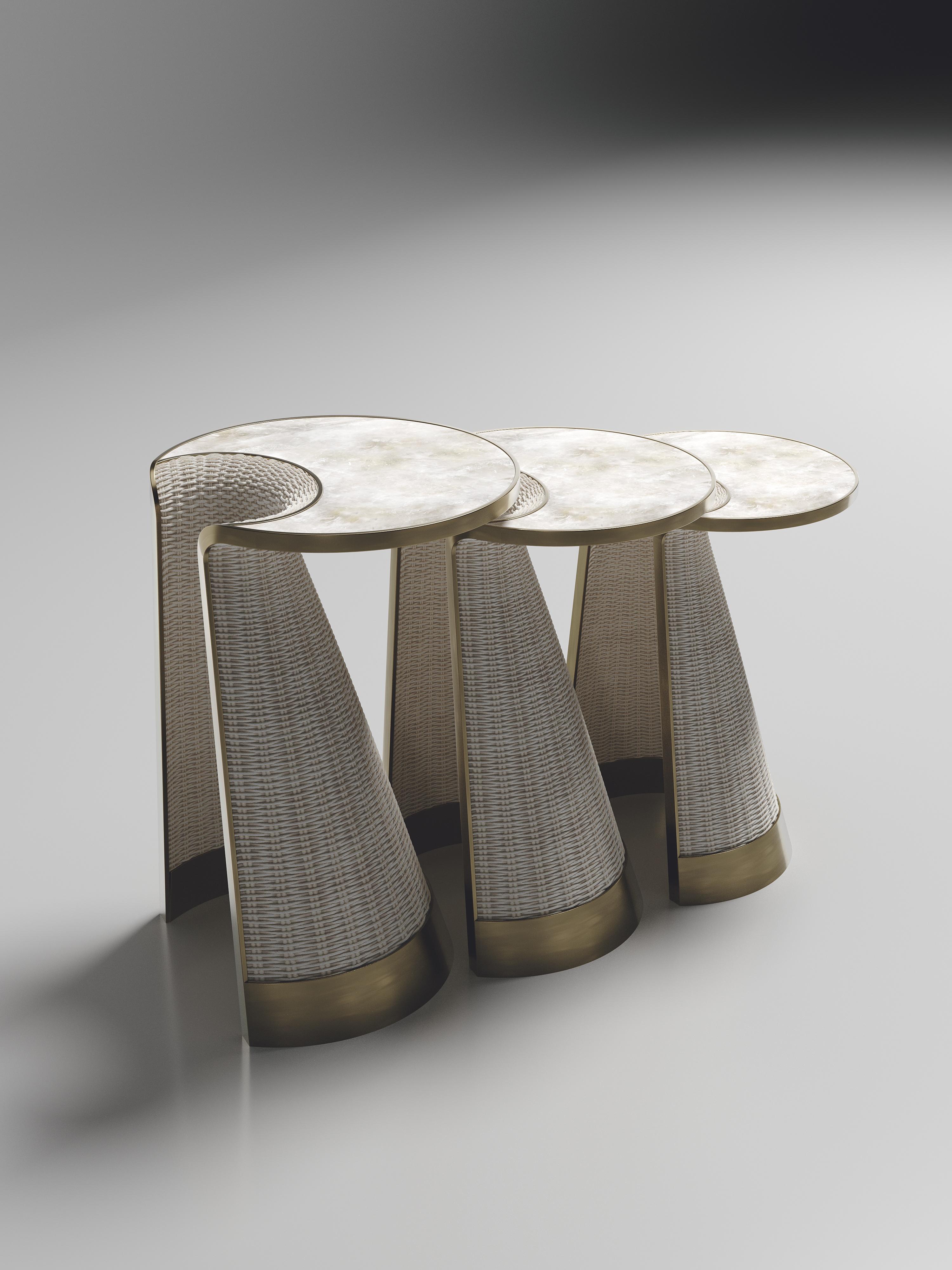 Art Déco Tavolini in rattan con intarsi in quarzo e ottone di R&Y Augousti in vendita