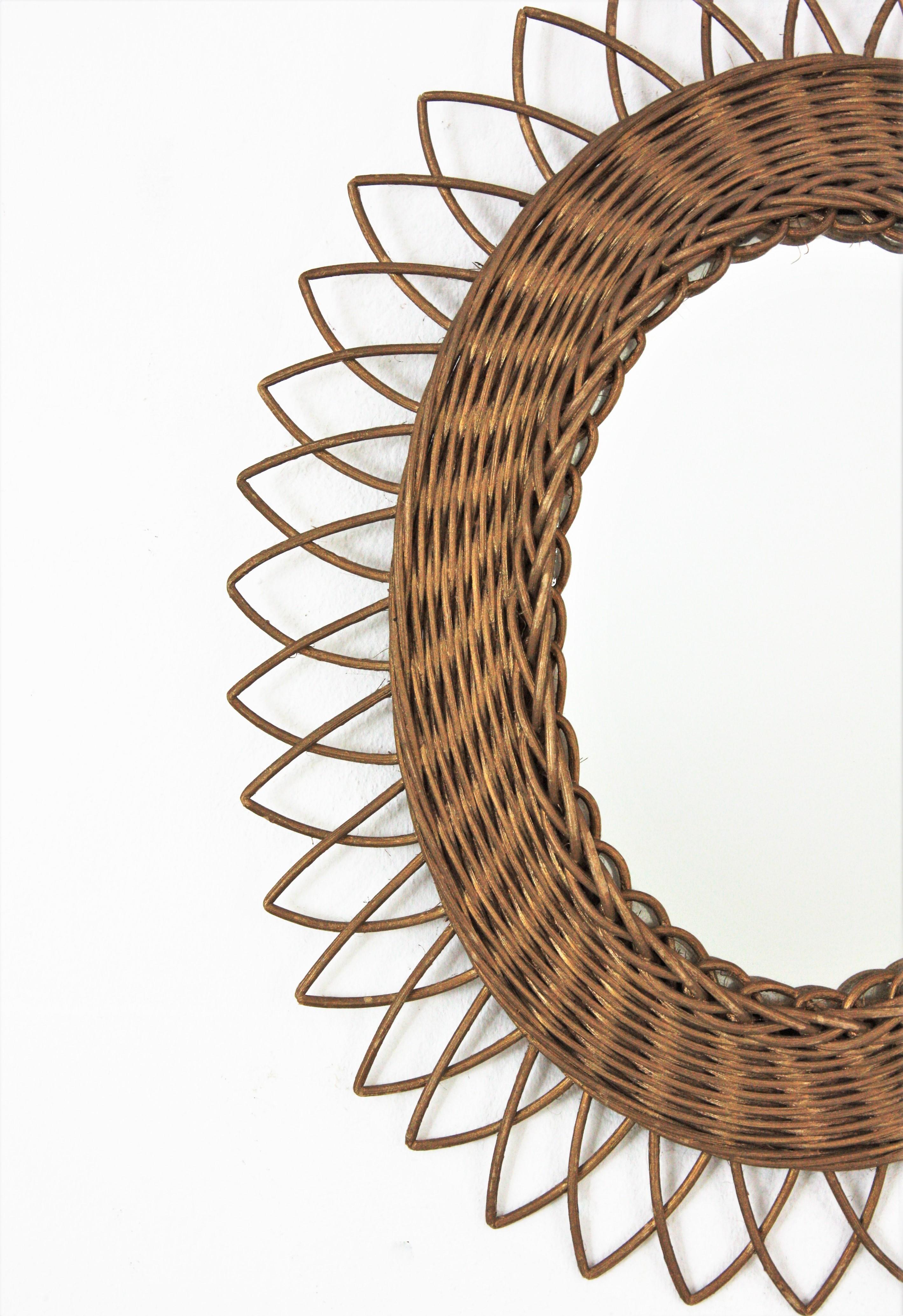 Spagnolo Specchio ovale in rattan con vernice dorata in vendita