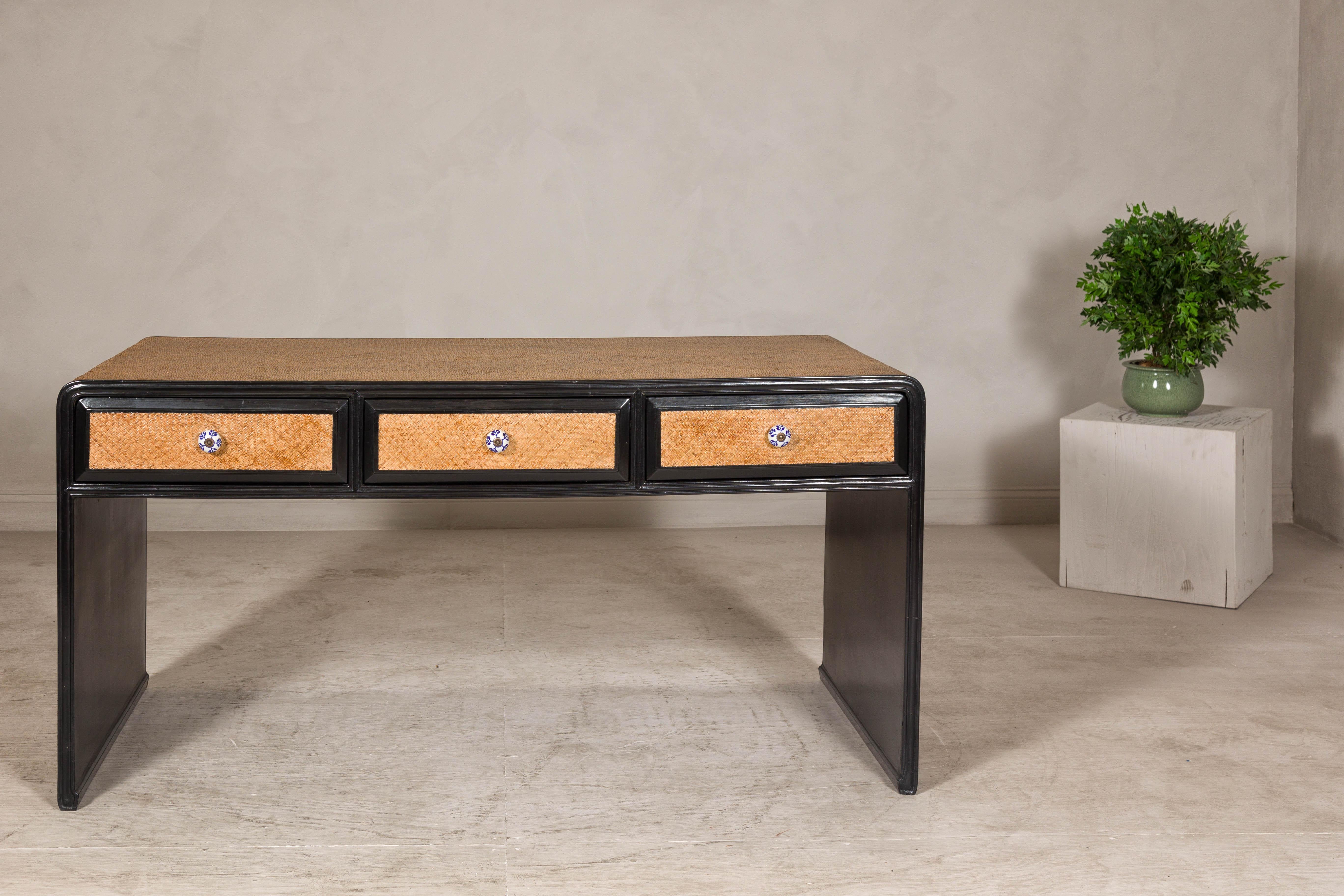 Scrivania a cascata in rattan su Wood Wood con finitura laccata nera e tre cassetti in vendita 4
