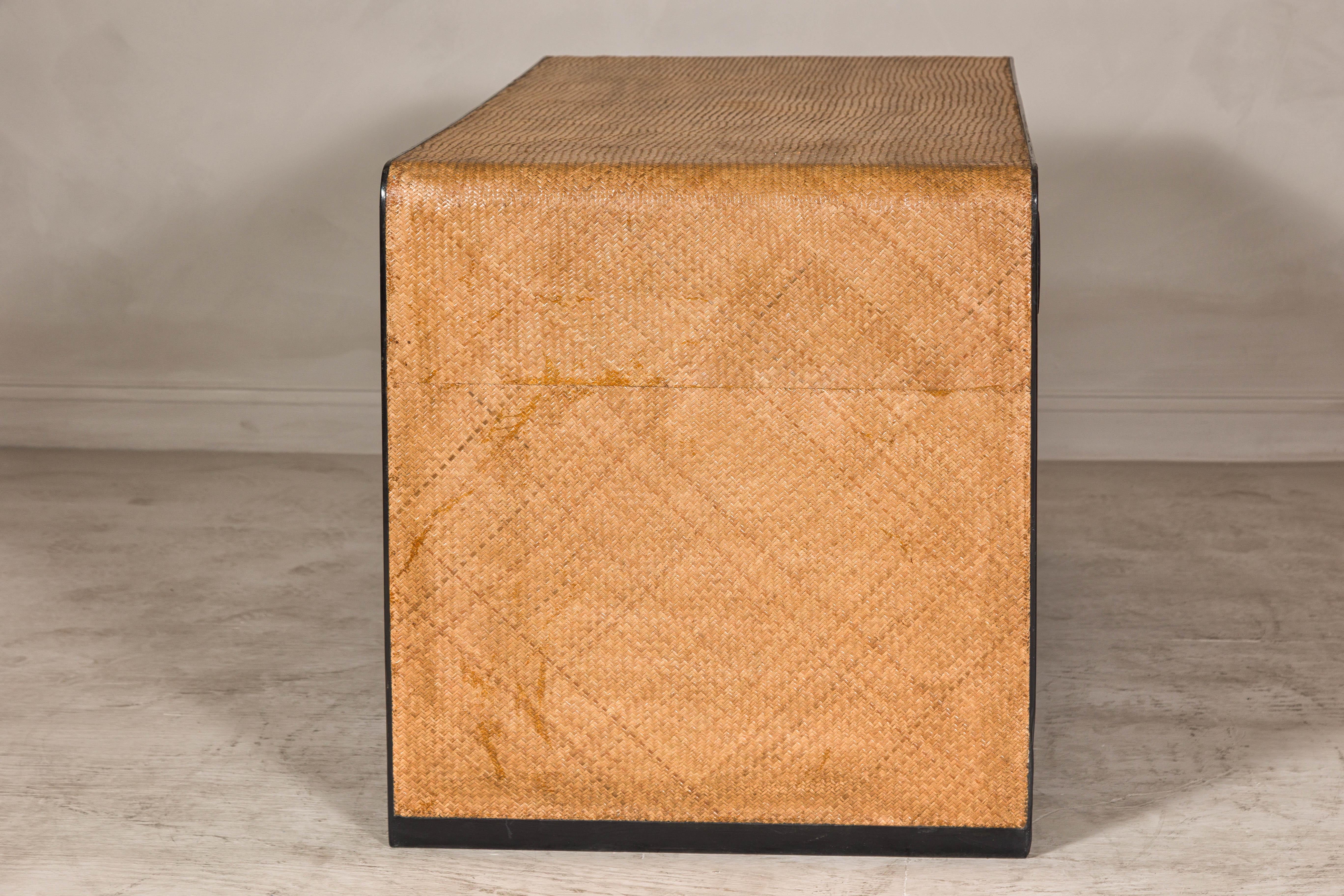 Scrivania a cascata in rattan su Wood Wood con finitura laccata nera e tre cassetti in vendita 9