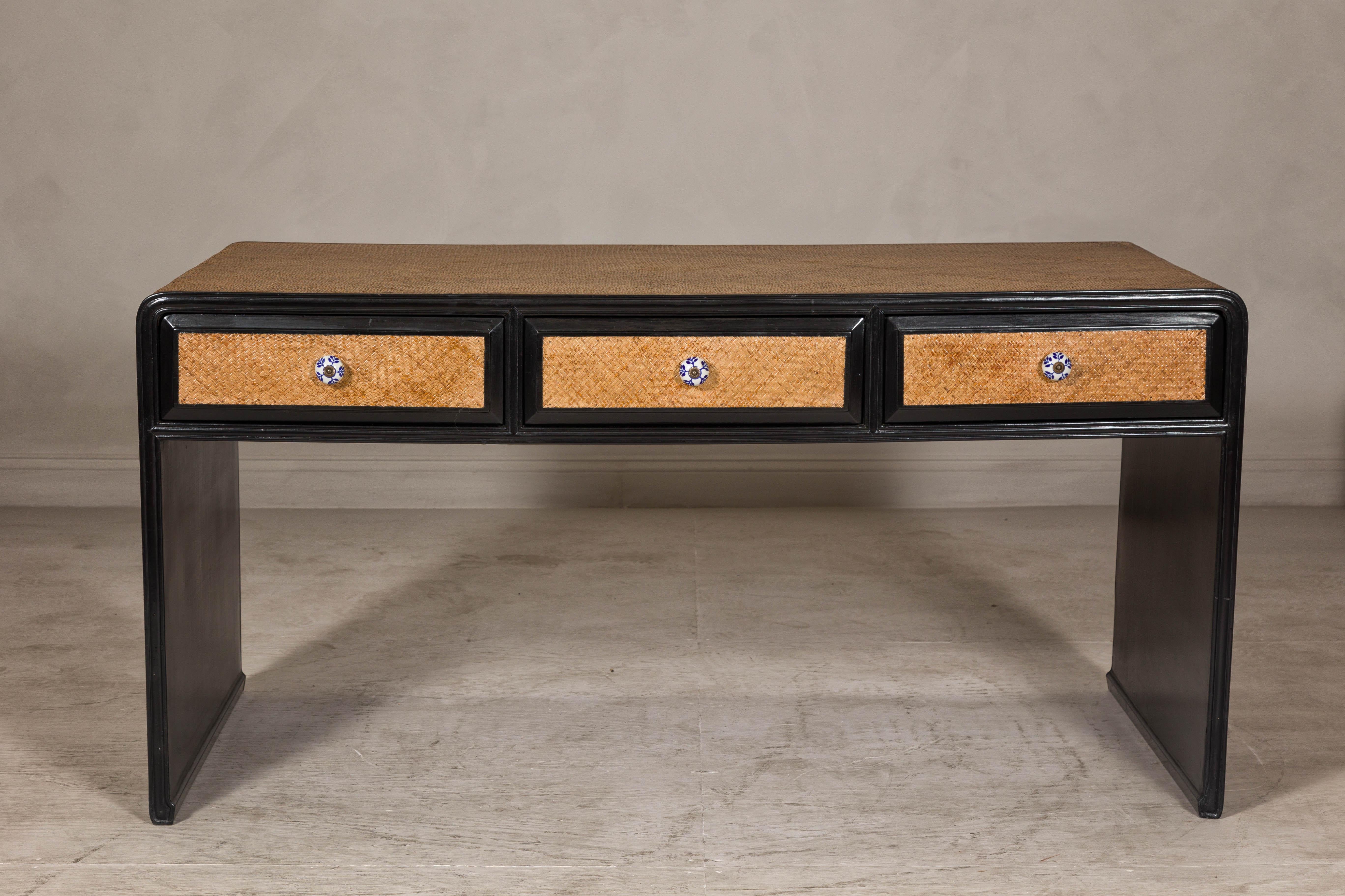 Laccato Scrivania a cascata in rattan su Wood Wood con finitura laccata nera e tre cassetti in vendita