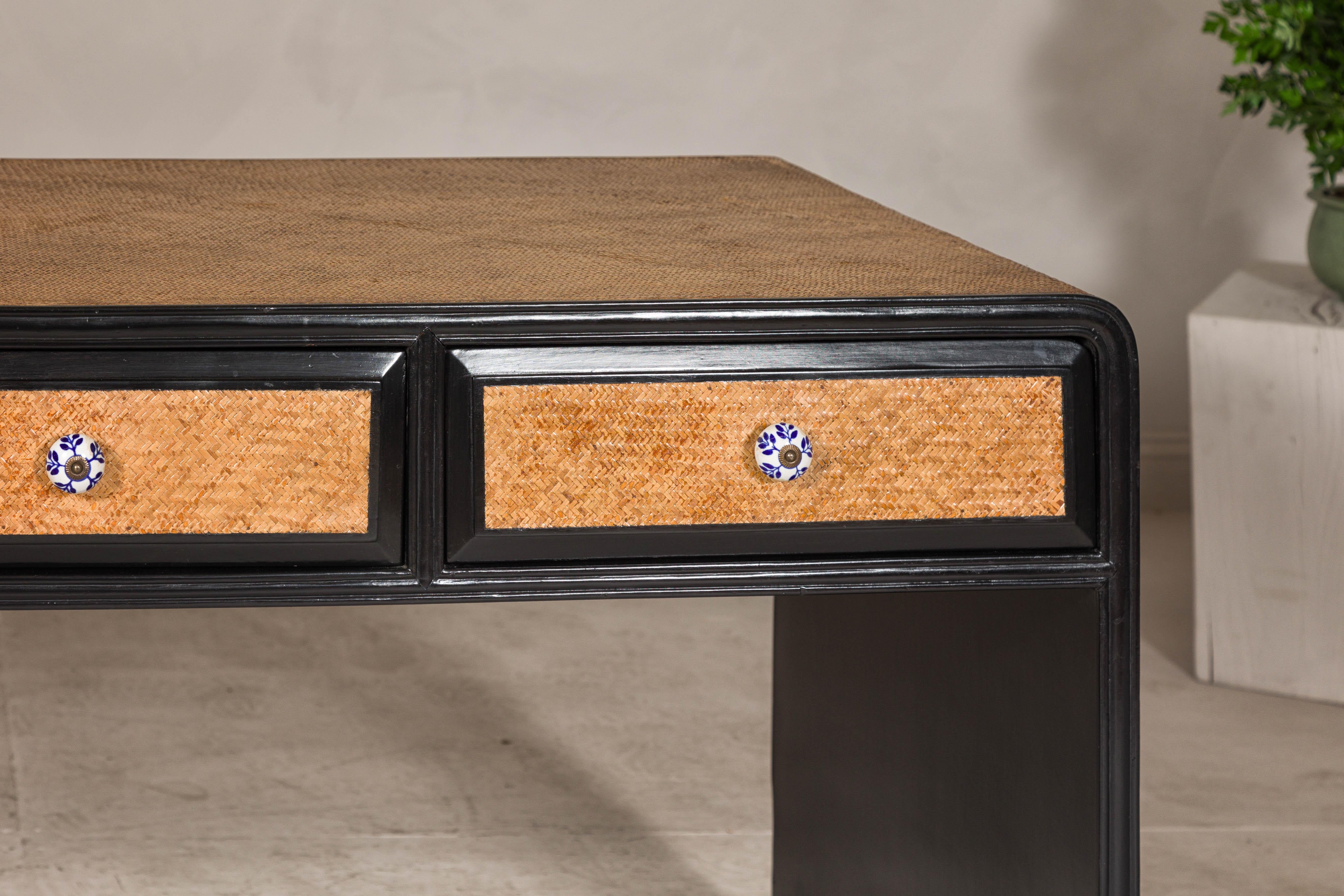 Ceramica Scrivania a cascata in rattan su Wood Wood con finitura laccata nera e tre cassetti in vendita