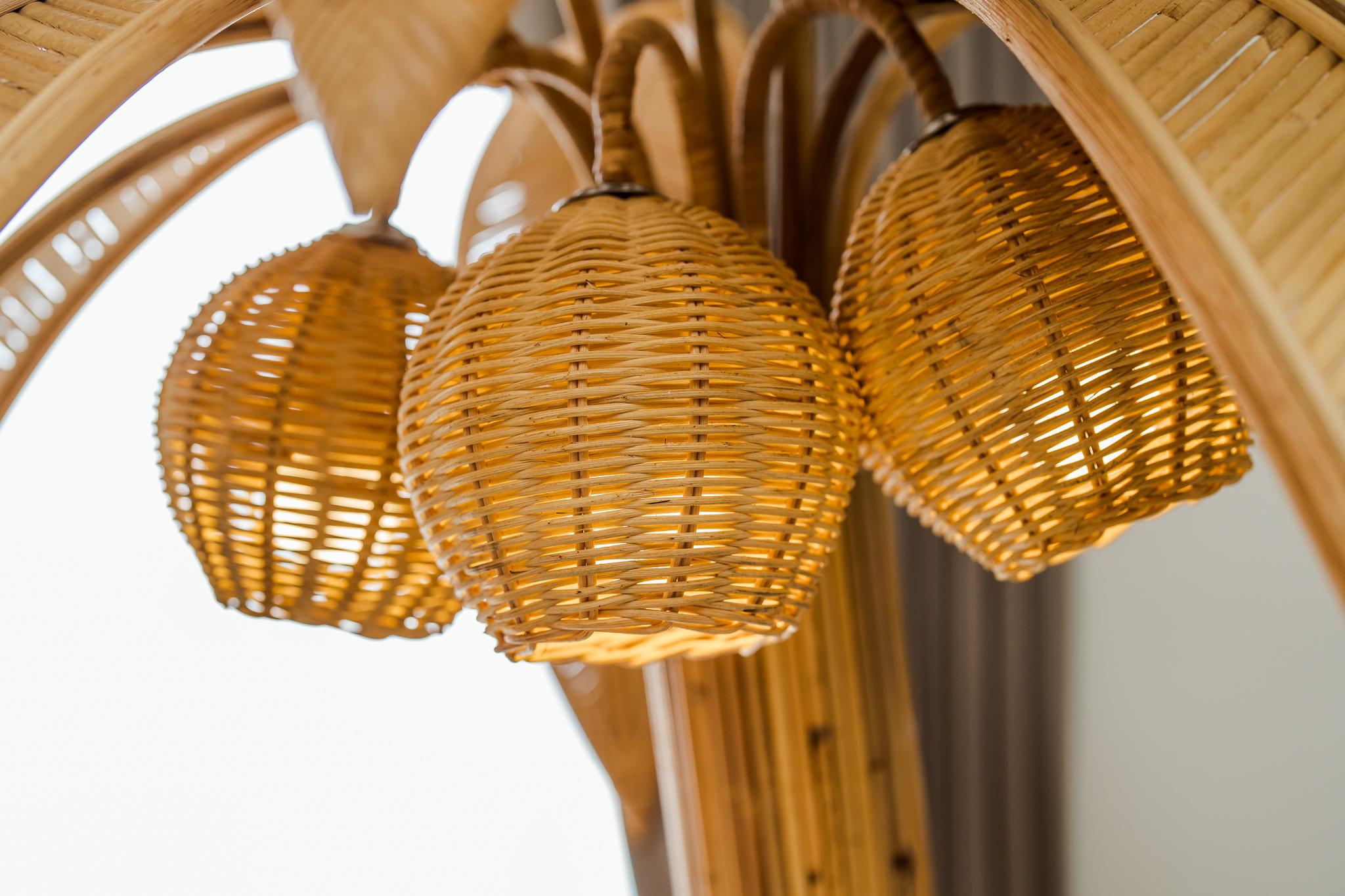 Amazing rattan floor lamp with ten adjustable palms and lights in the 3 coconuts.
Very decorative, this floor lamp is a promise of holidays and sun.
High quality work, all hand made, excellent condition. 