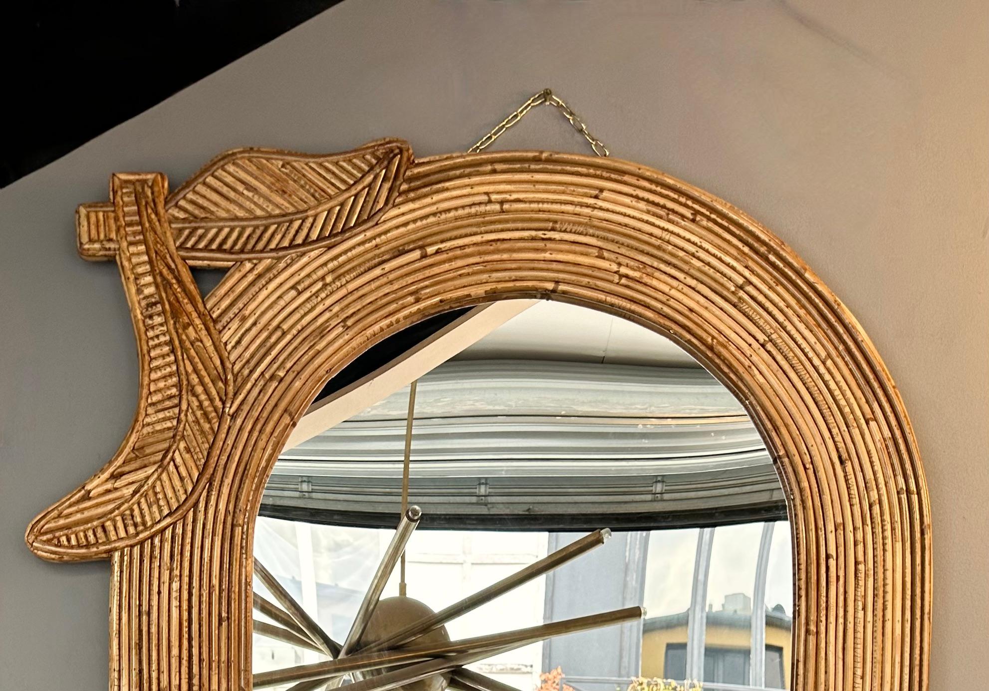Miroir mural palmier bambou, rotin raphia, osier par la manufacture Vivai del Sud design italien. Tampon de fabrication d'origine au dos.  Des designers célèbres comme Maison Arpex International, Vera, Romeo Zevi, Maison Jansen brass palm tree,