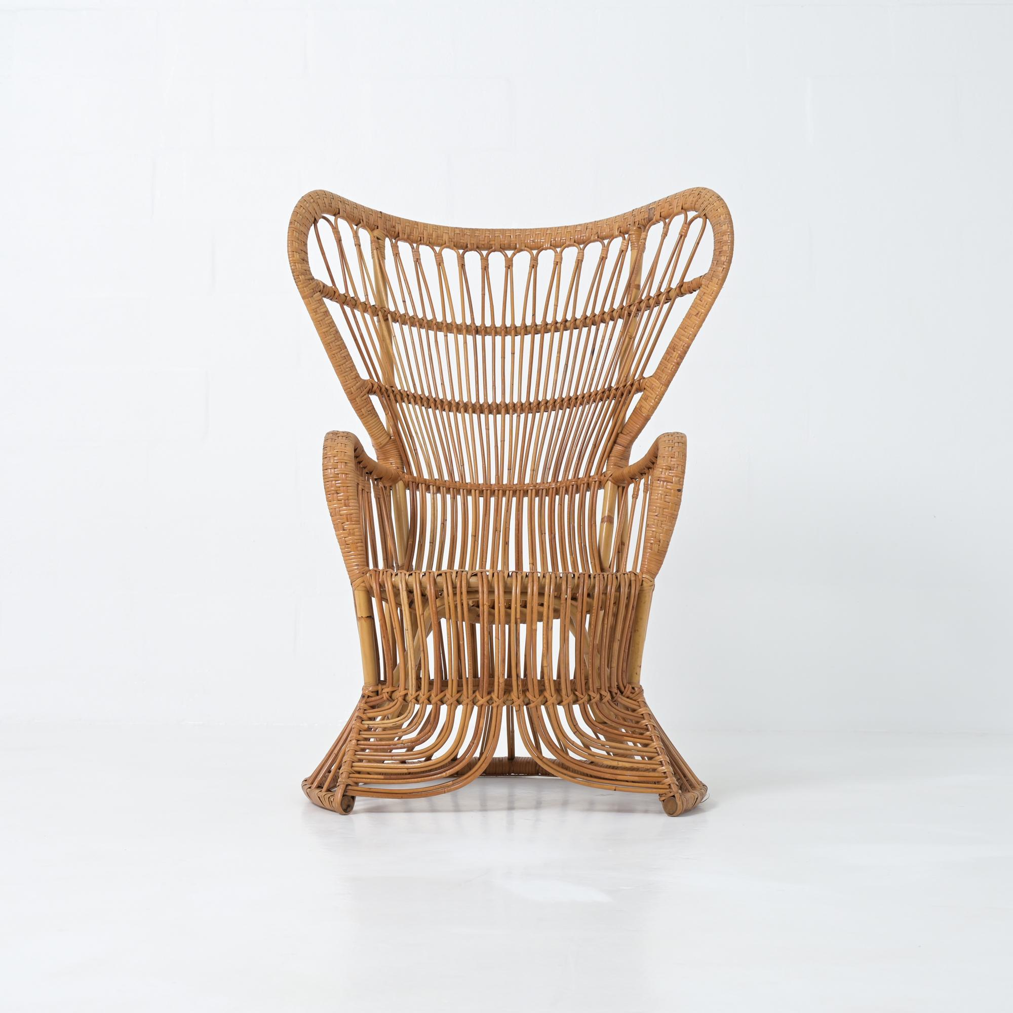 Wir schreiben diesen Rattansessel mit Pfauenmotiv Rohé Noordwolde zu.

Wir vermuten, dass dieser Stuhl in den 1960er Jahren in den Niederlanden hergestellt wurde.

Das Stück ist in sehr gutem Zustand, weist leichte altersgemäße Gebrauchsspuren auf.