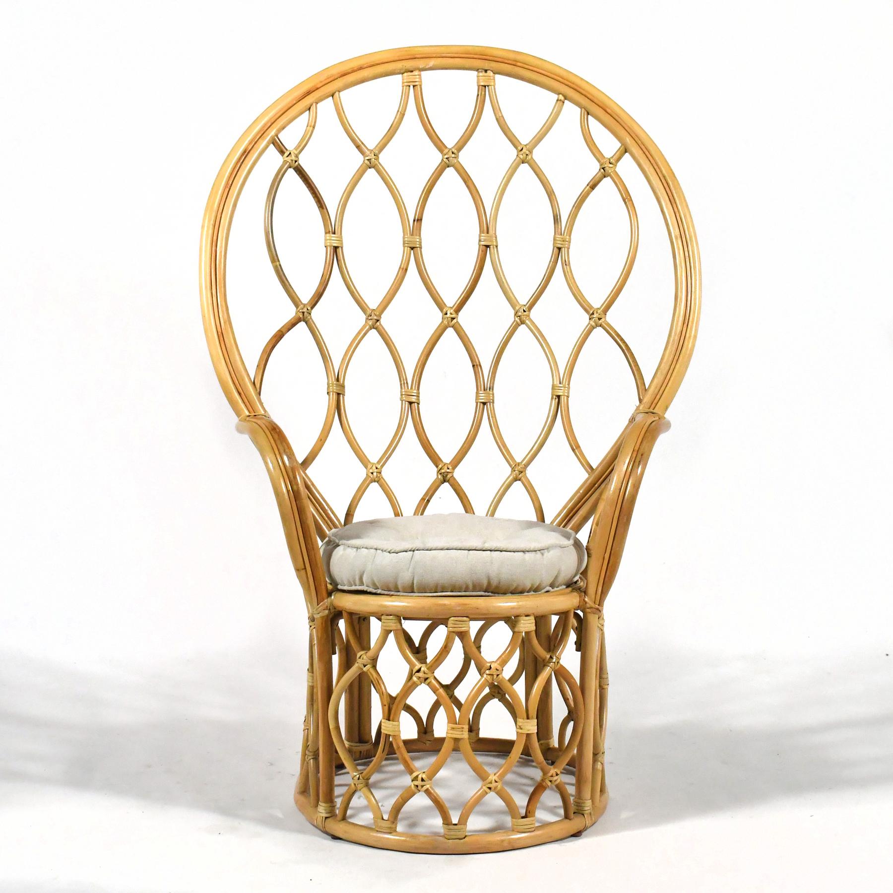 Rattan- Pfauenstuhl (Organische Moderne) im Angebot