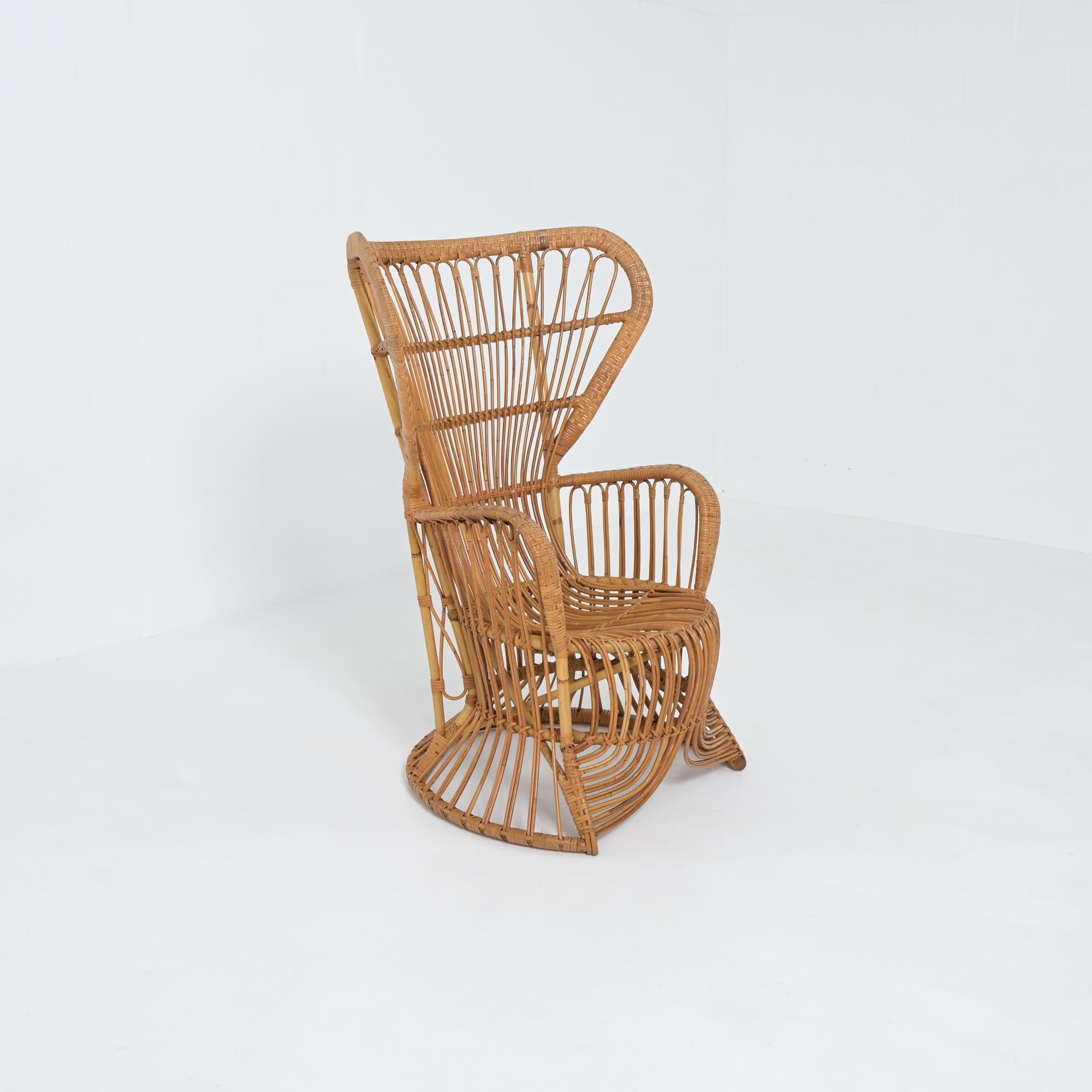 Rattan- Pfauenstuhl (Mitte des 20. Jahrhunderts) im Angebot