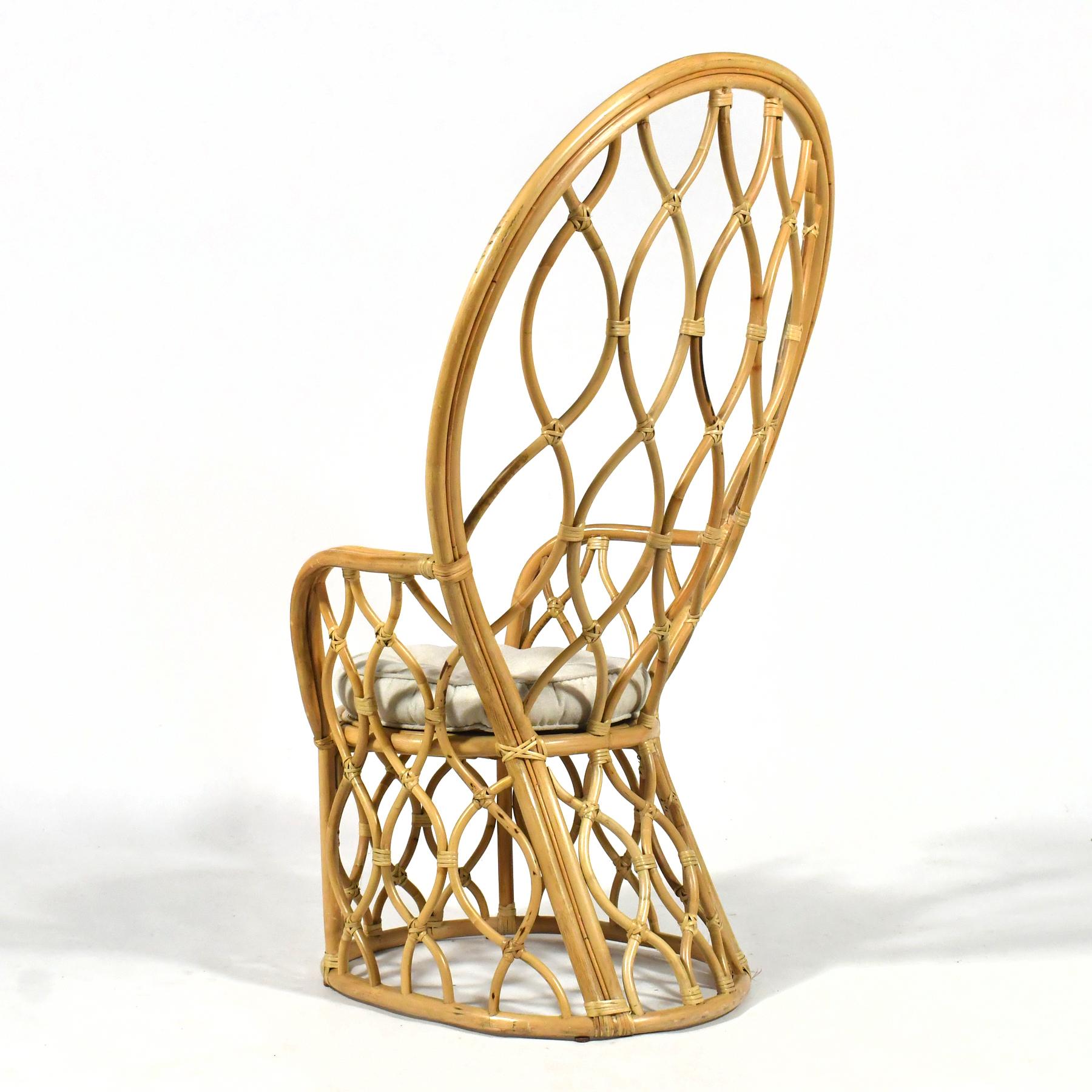 Rattan- Pfauenstuhl (Ende des 20. Jahrhunderts) im Angebot