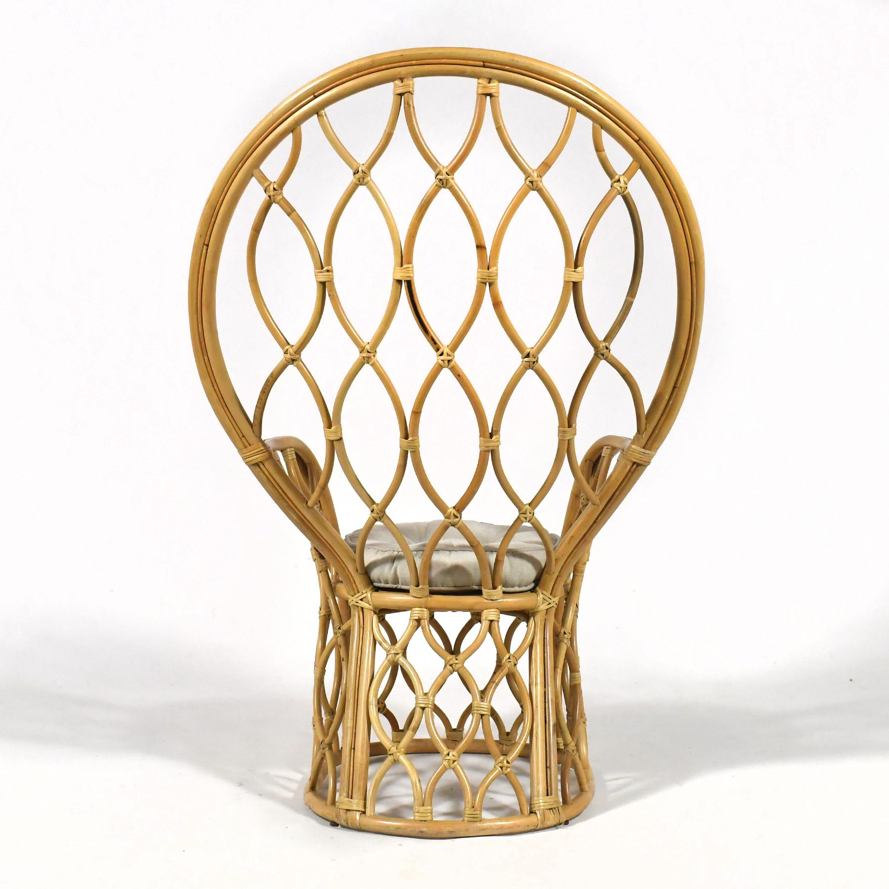 Rattan- Pfauenstuhl (Polster) im Angebot