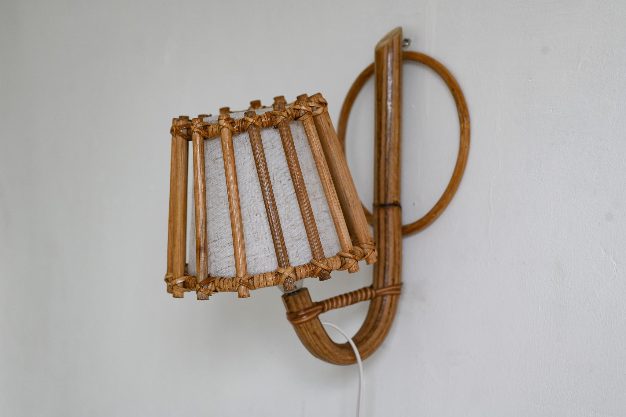 Rattan Pencil Reed Mid-Century Modern Wall Lamp  In Good Condition For Sale In Oxford, GB